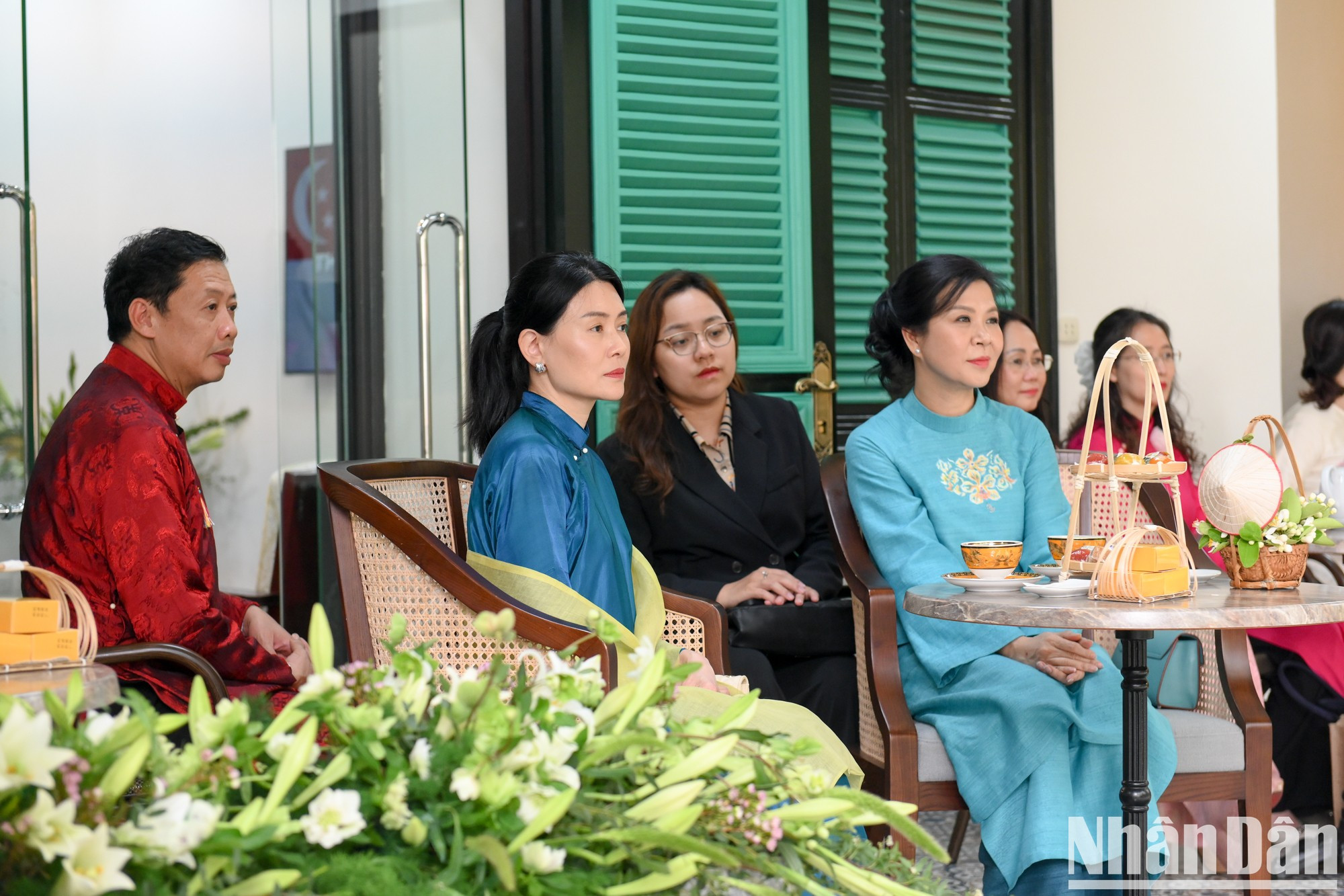两位夫人观赏越南水上木偶艺术。 两位夫人观赏越南水上木偶艺术。