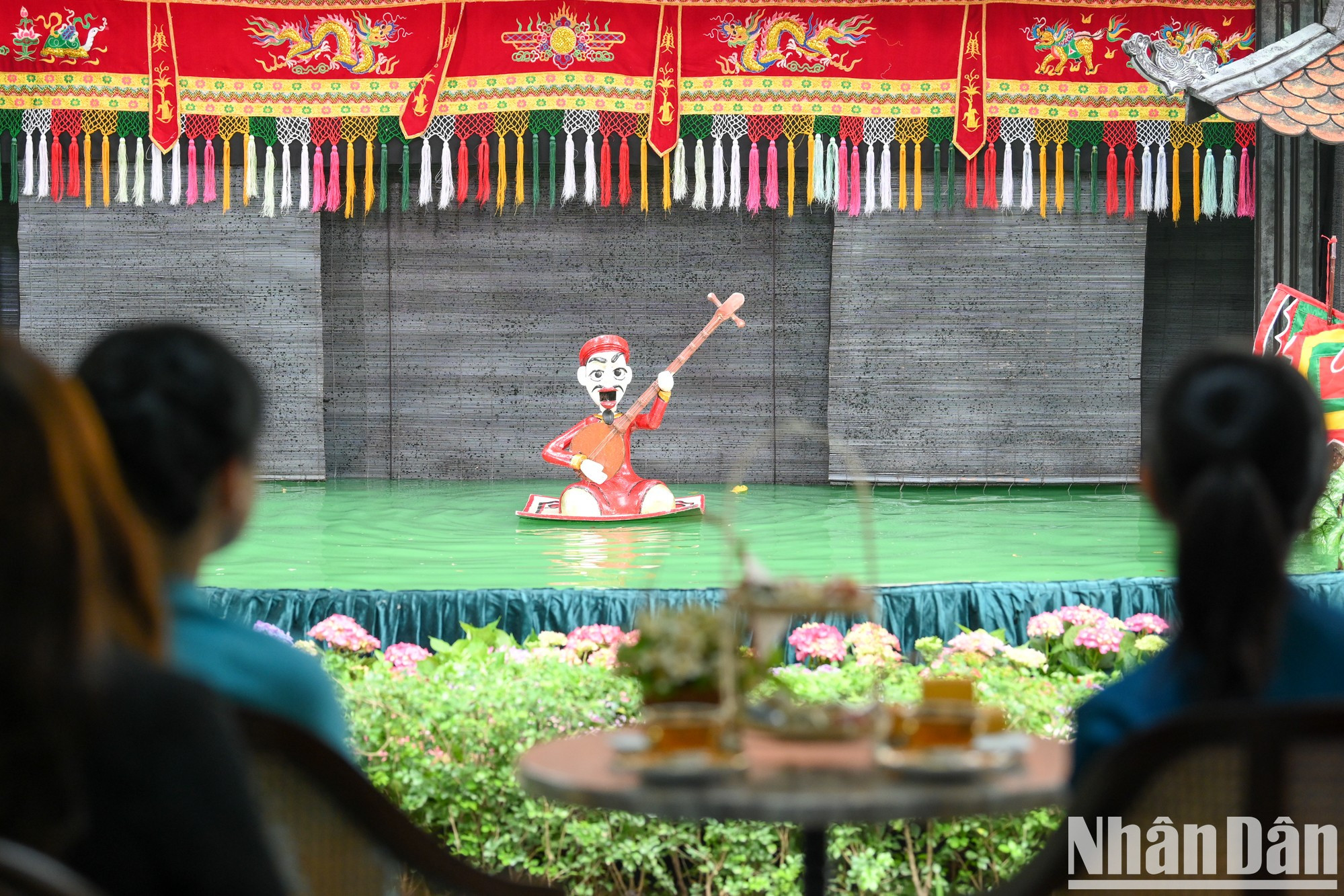 两位夫人观赏越南水上木偶艺术。 两位夫人观赏越南水上木偶艺术。