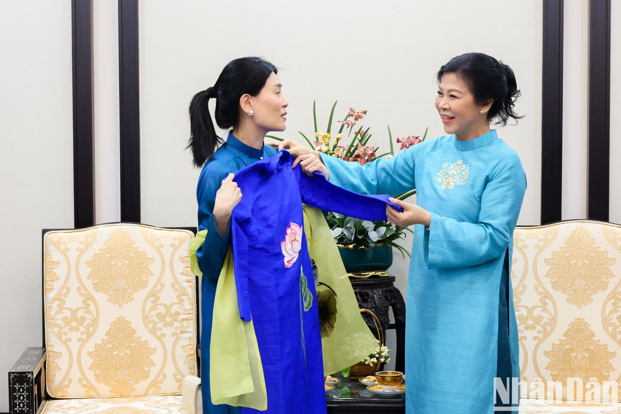 吴芳璃夫人向吕子蕊夫人介绍有关特定赠予她的传统奥黛设计灵感。 吴芳璃夫人向吕子蕊夫人介绍有关特定赠予她的传统奥黛设计灵感。