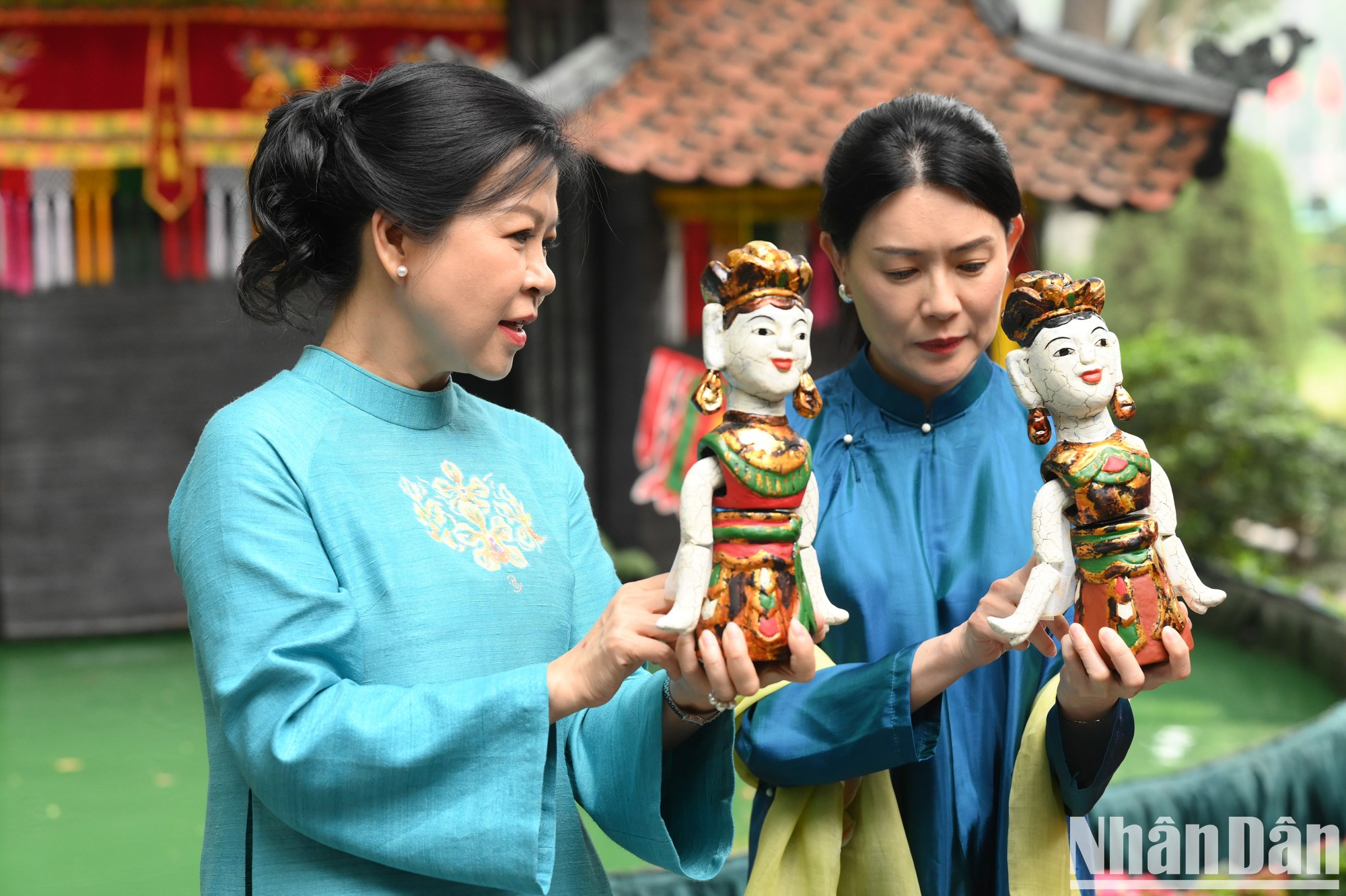 吴芳璃夫人向吕子蕊夫人赠送两个仙女木偶。 吴芳璃夫人向吕子蕊夫人赠送两个仙女木偶。