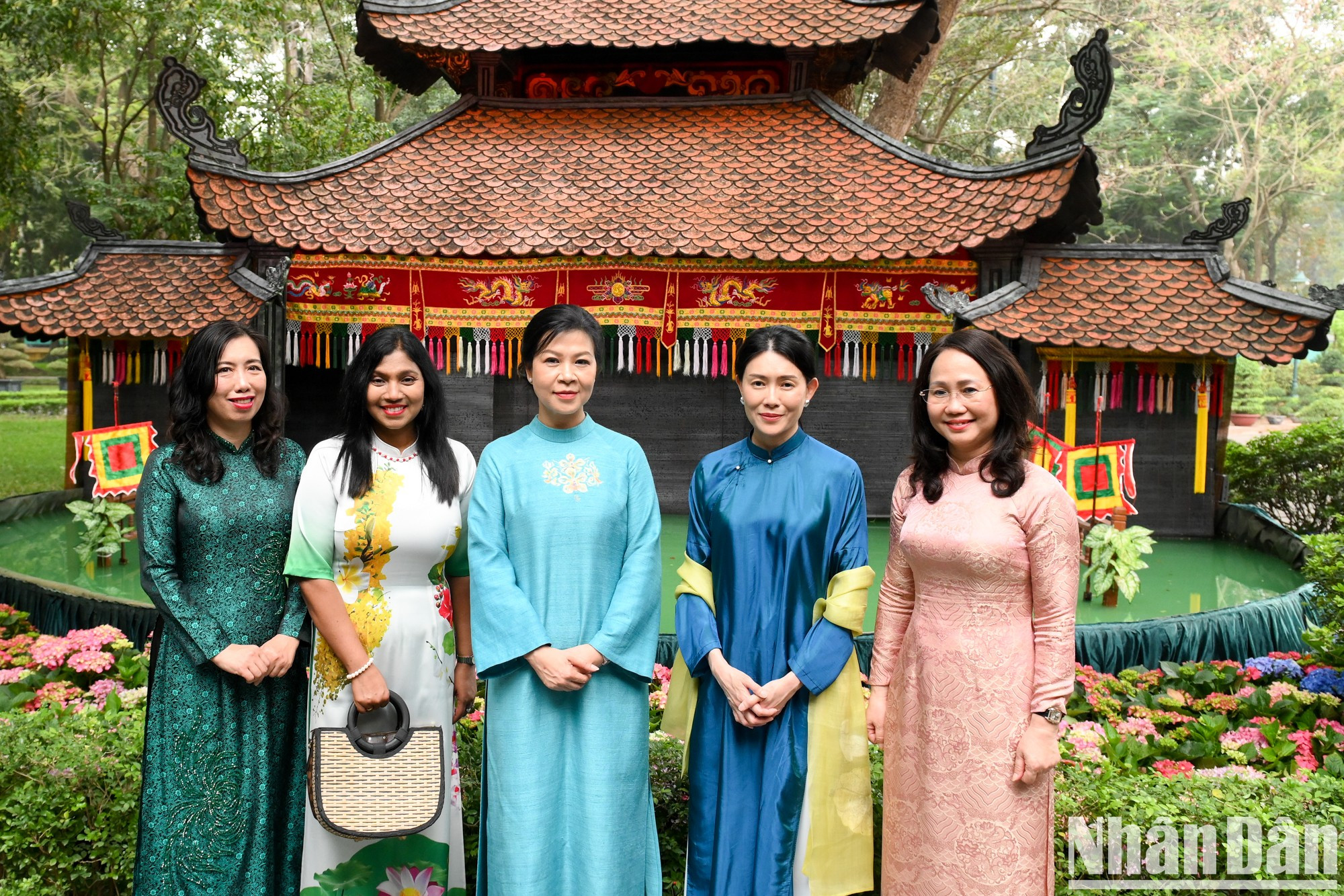 两位夫人和各位代表。 两位夫人和各位代表。