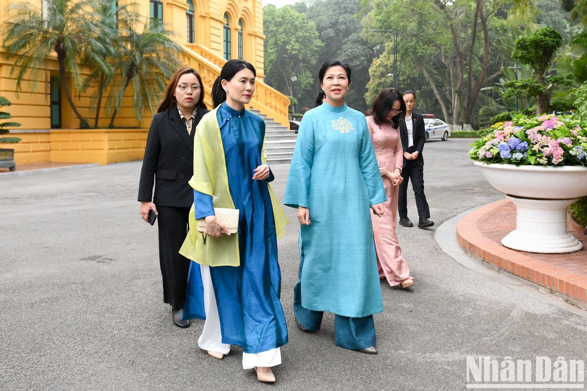 越南国家主席苏林夫人吴芳璃与新加坡总理黄循财夫人吕子蕊在主席府。 越南国家主席苏林夫人吴芳璃与新加坡总理黄循财夫人吕子蕊在主席府。