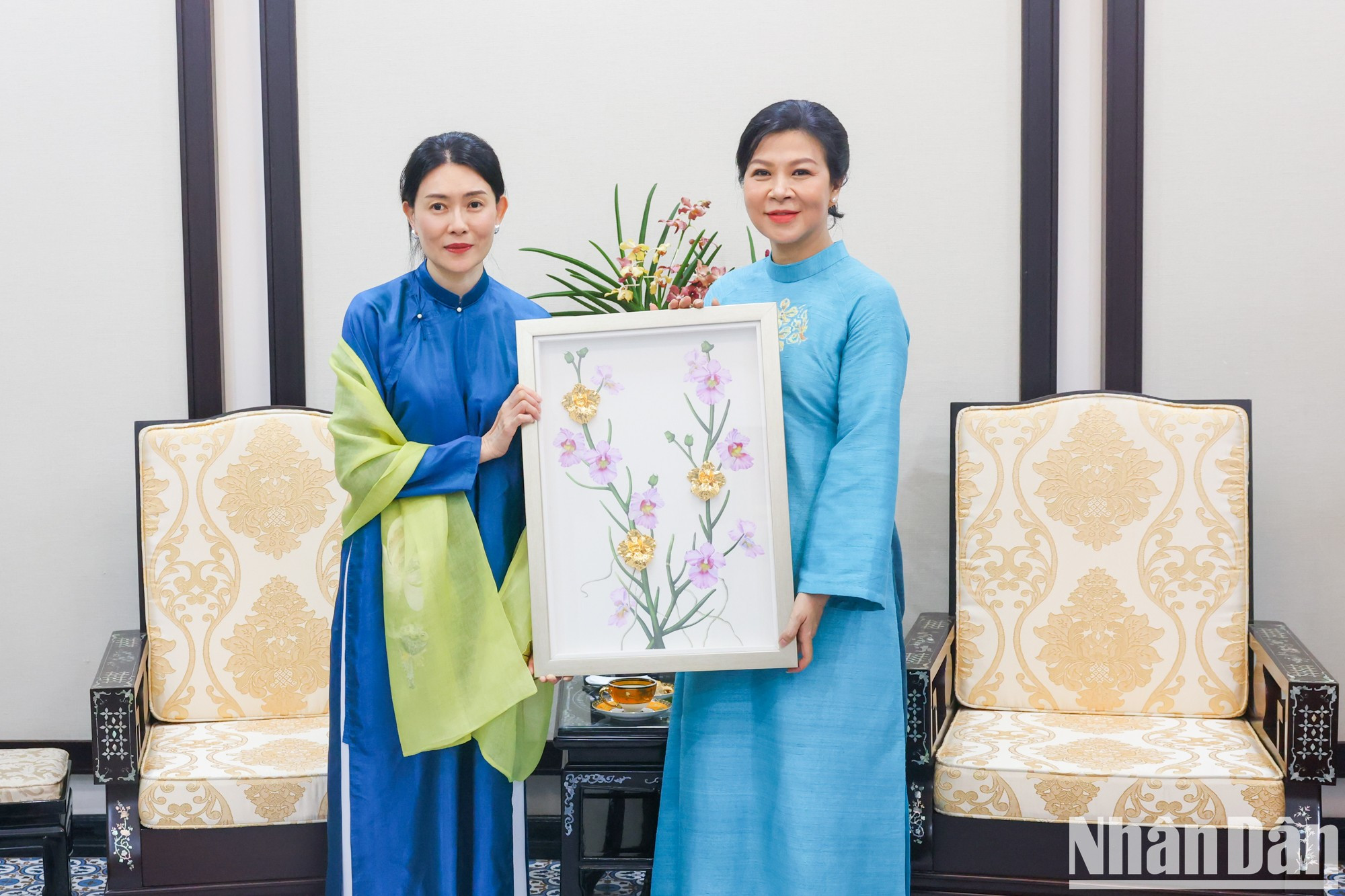 吕子蕊夫人向吴芳璃夫人赠送礼品。 吕子蕊夫人向吴芳璃夫人赠送礼品。