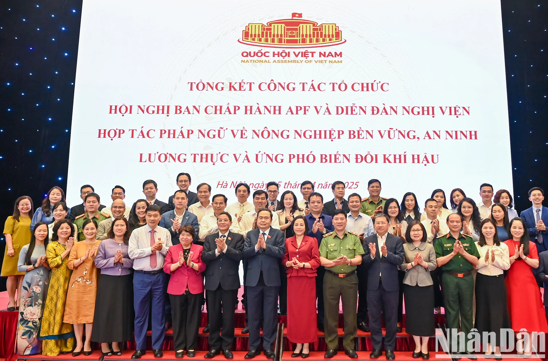 国会主席陈青敏与各位代表合影。 国会主席陈青敏与各位代表合影。