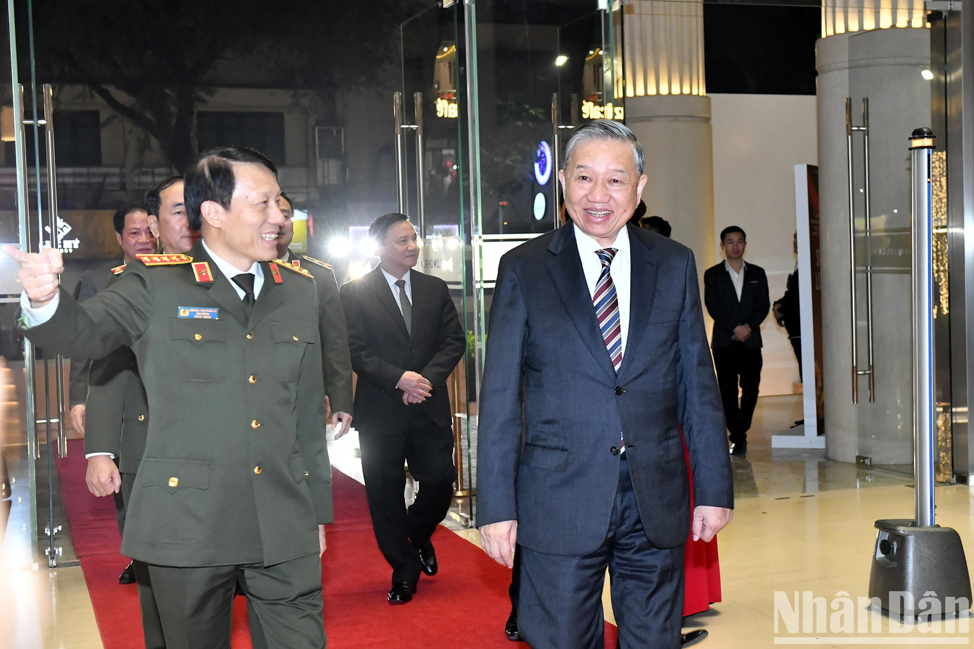 越共中央总书记苏林出席题为“活在人民心中”的表彰大会。 越共中央总书记苏林出席题为“活在人民心中”的表彰大会。