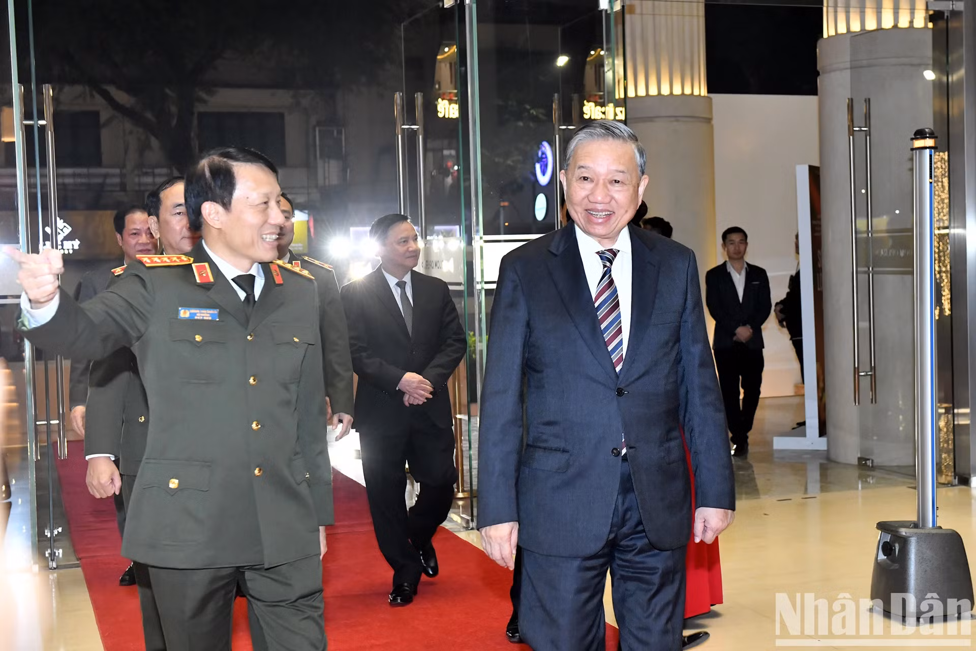 越共中央总书记苏林出席题为“活在人民心中”的表彰大会。 越共中央总书记苏林出席题为“活在人民心中”的表彰大会。