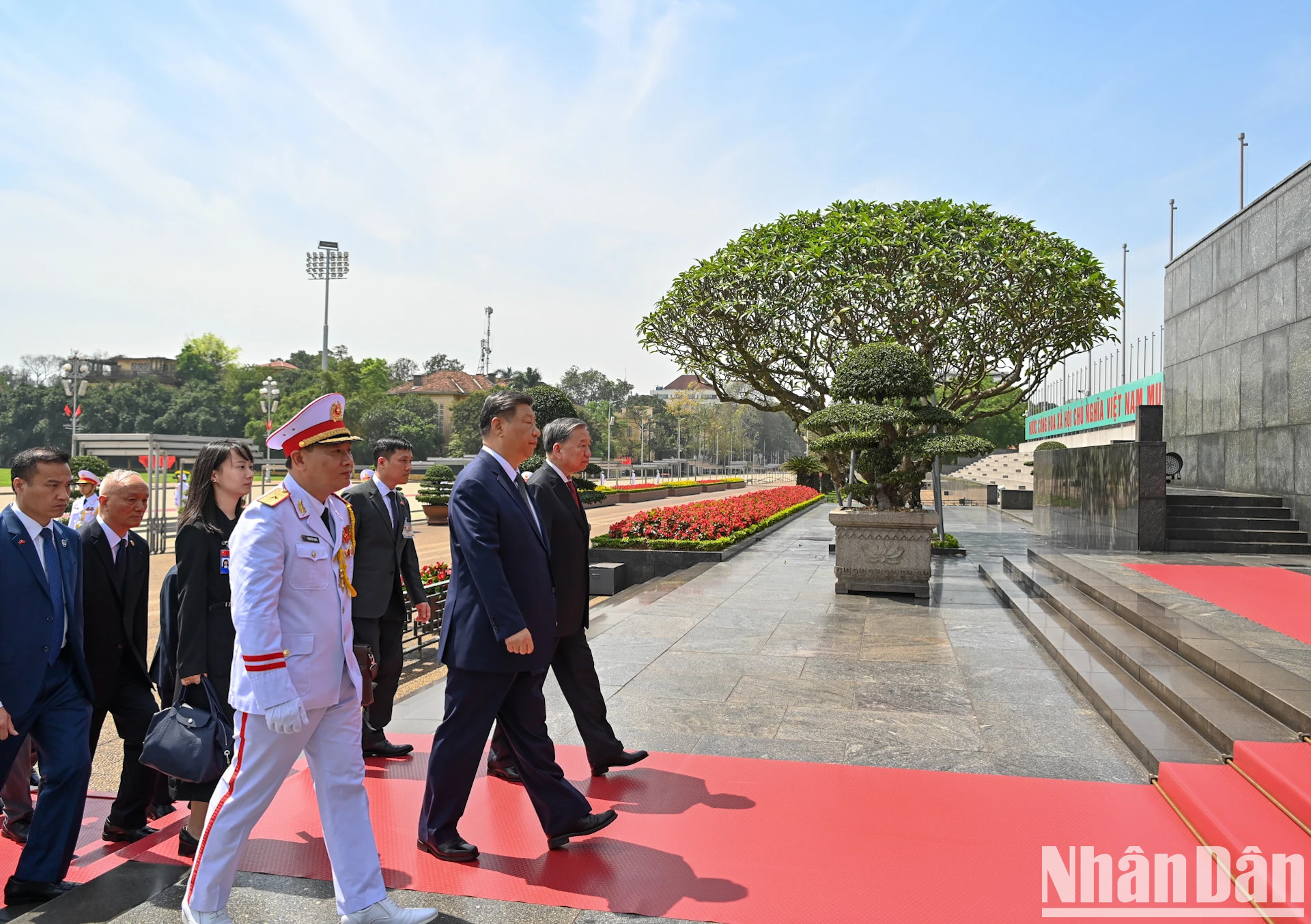 越共中央总书记苏林与中共中央总书记、中国国家主席习近平入陵瞻仰胡志明主席遗容。