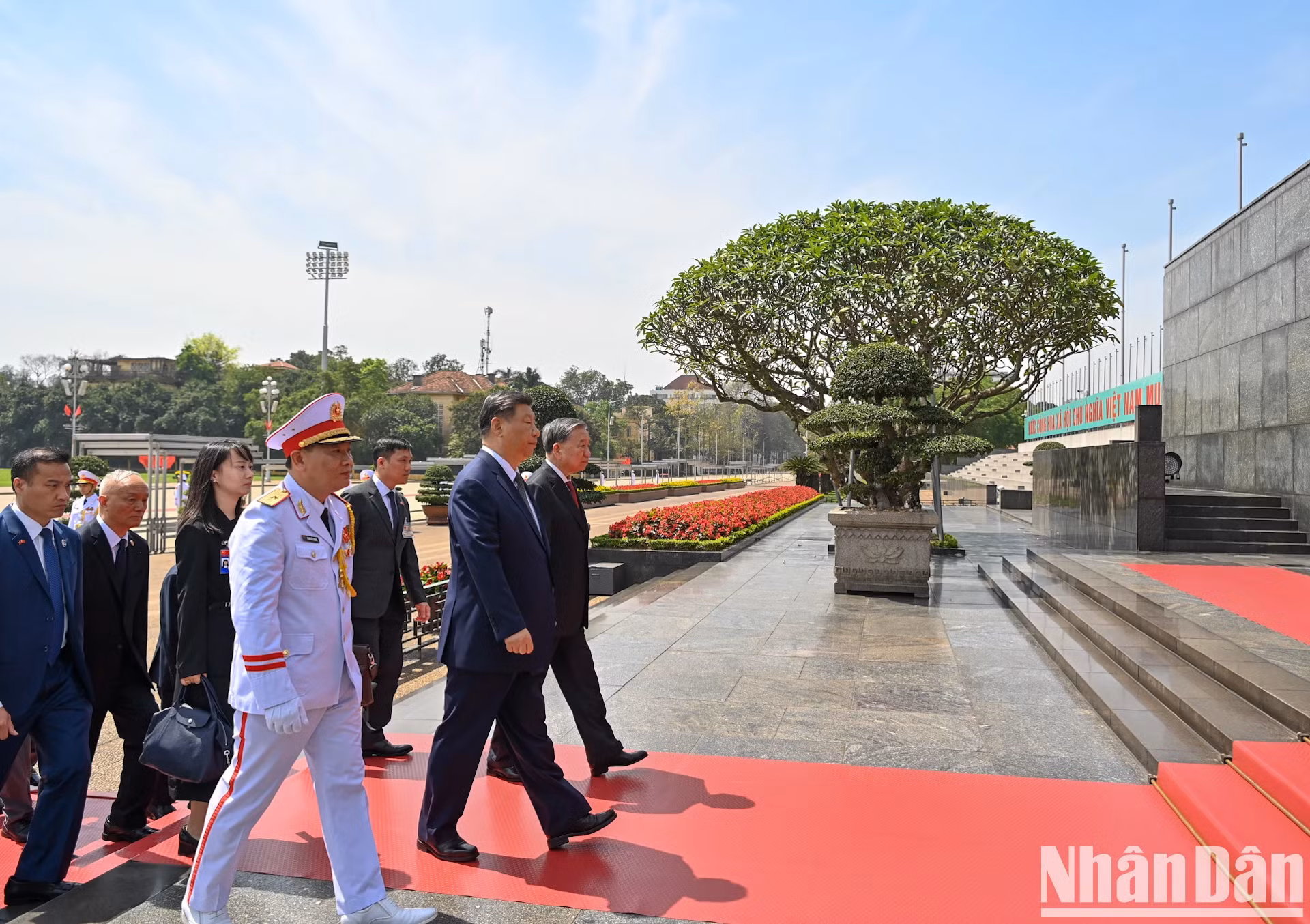 越共中央总书记苏林与中共中央总书记、中国国家主席习近平入陵瞻仰胡志明主席遗容。