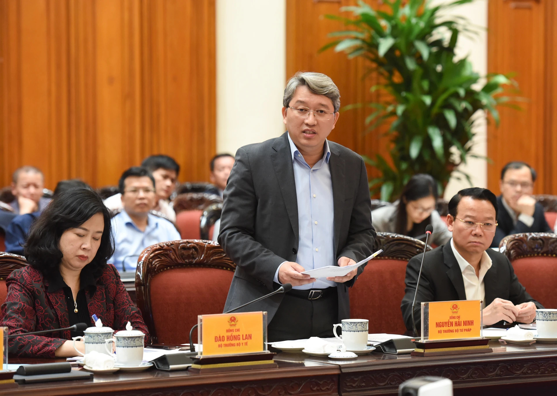 司法部部长阮海宁发表讲话。