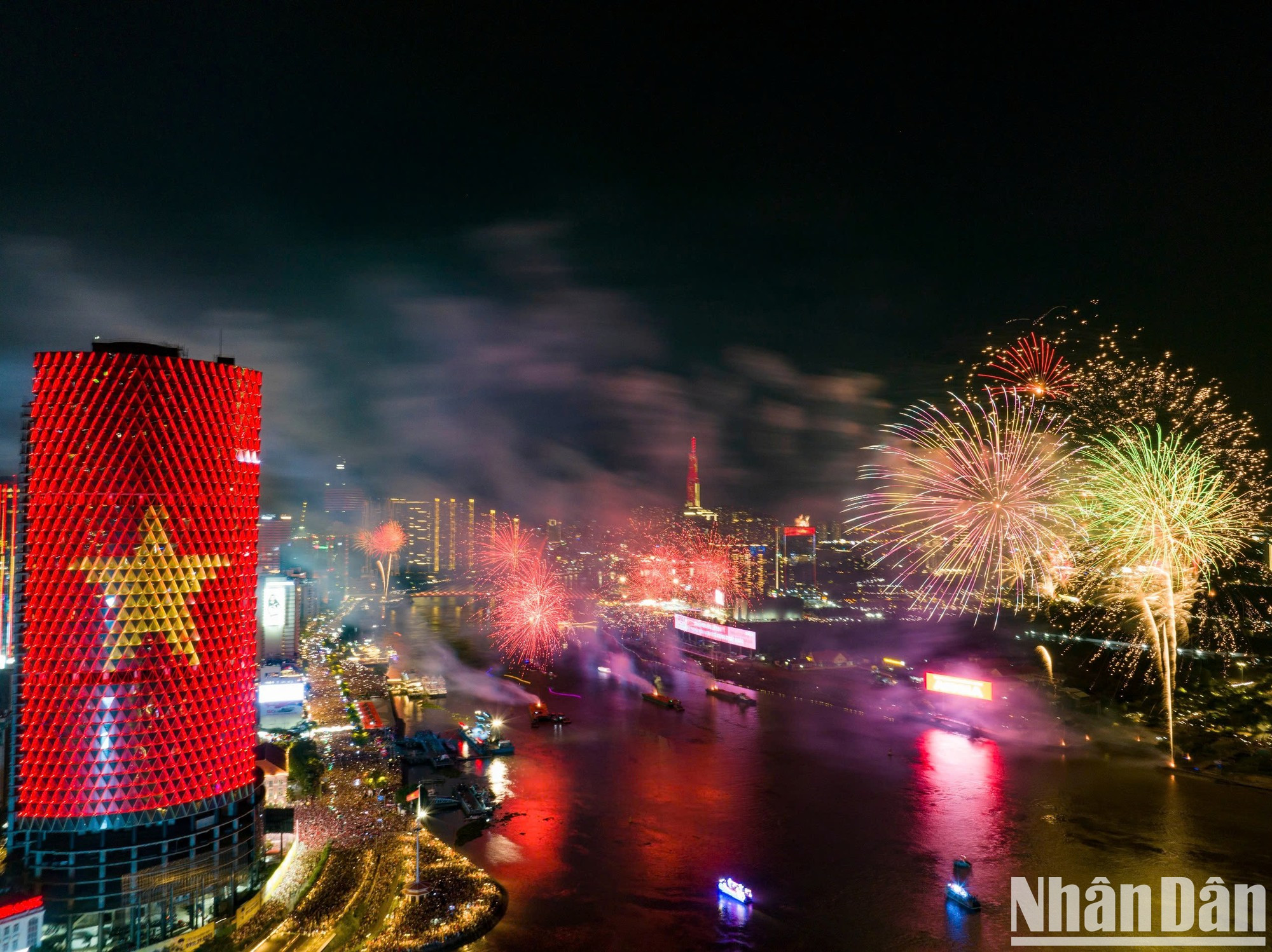 解放50年后，烟花绚烂点亮胡志明市的夜空【组图】