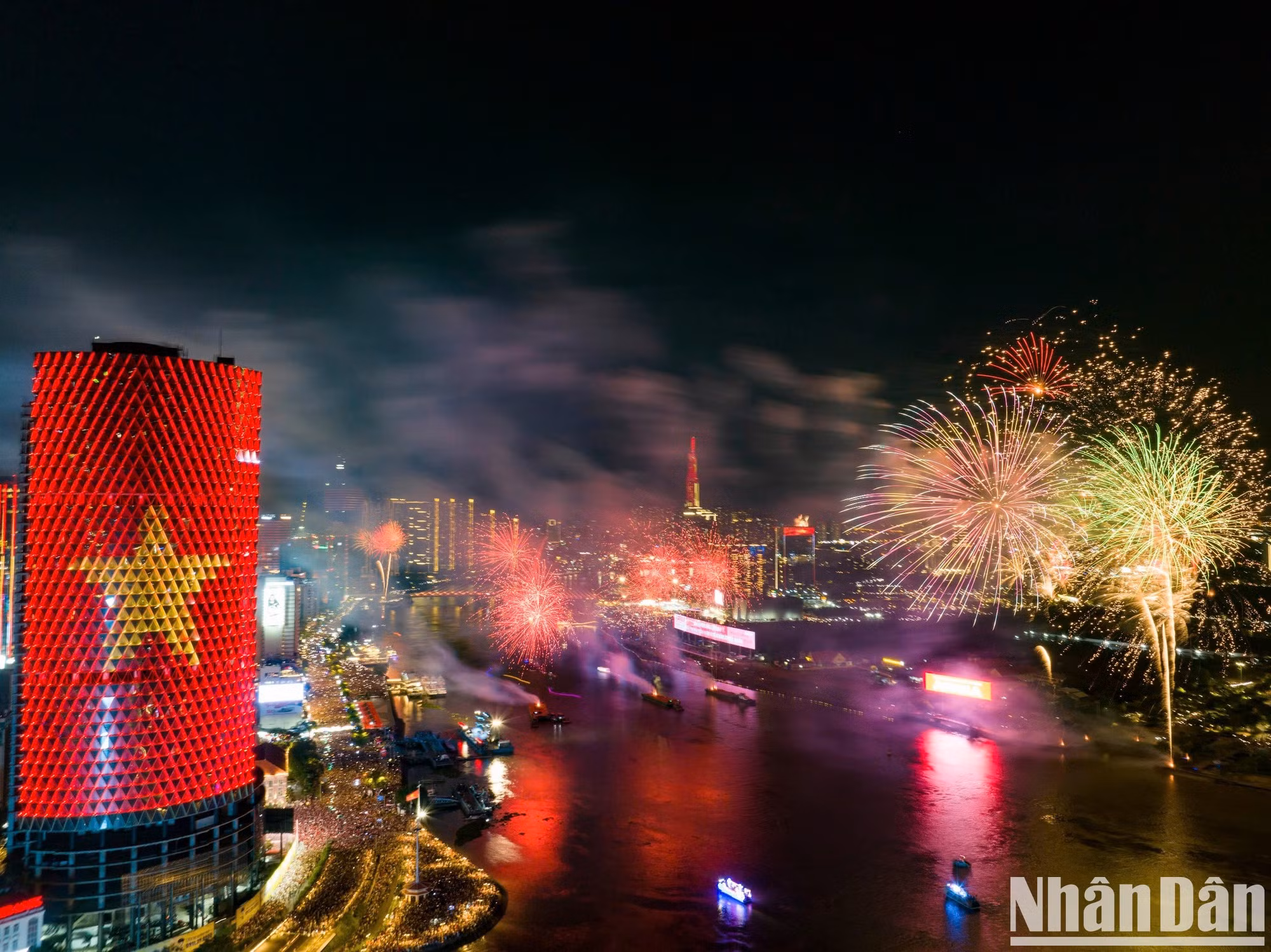 解放50年后，烟花绚烂点亮胡志明市的夜空【组图】