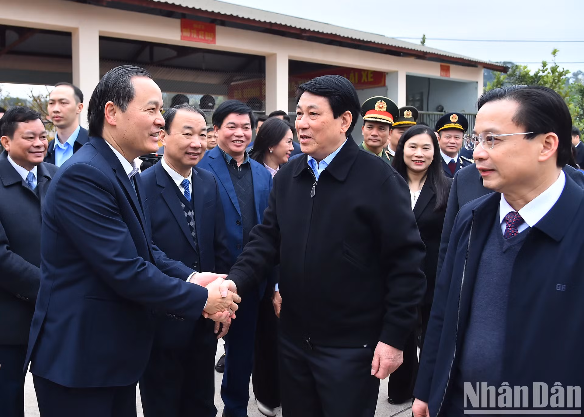 越南国家主席梁强与各位代表。