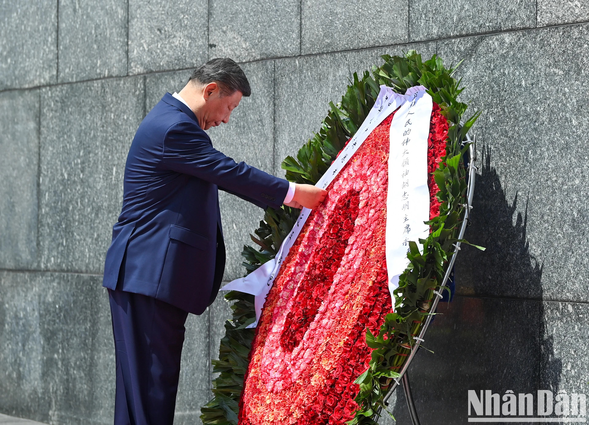 中共中央总书记、国家主席习近平敬献花圈，缅怀胡志明主席。