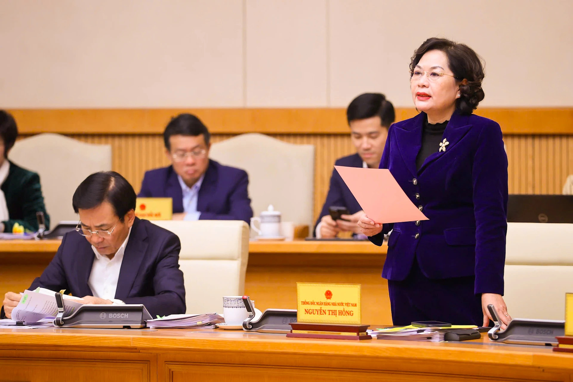 越南国家银行行长阮氏红在会上发表讲话。