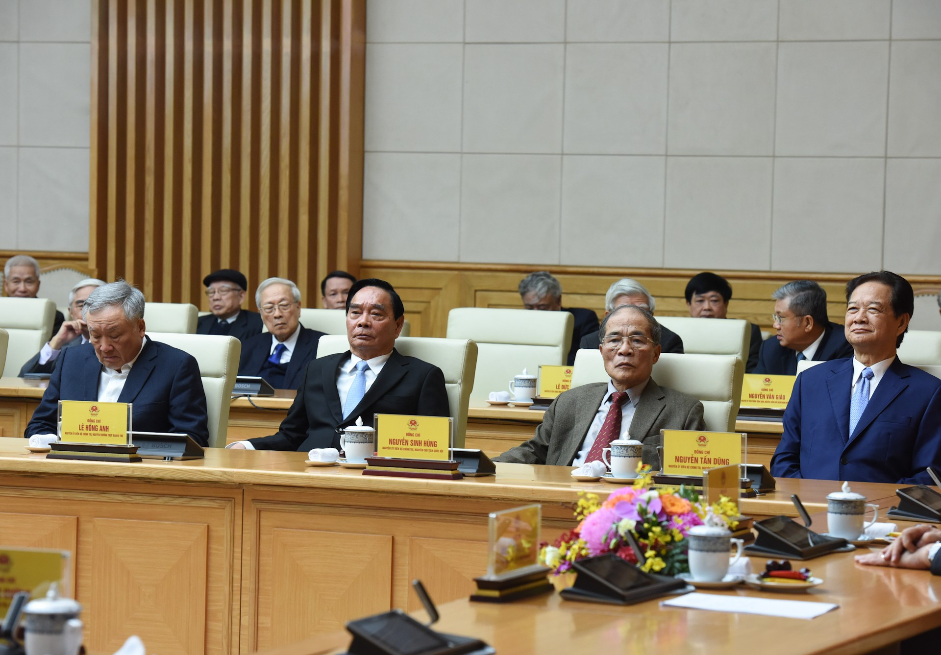 党和国家领导、前领导出席会议。