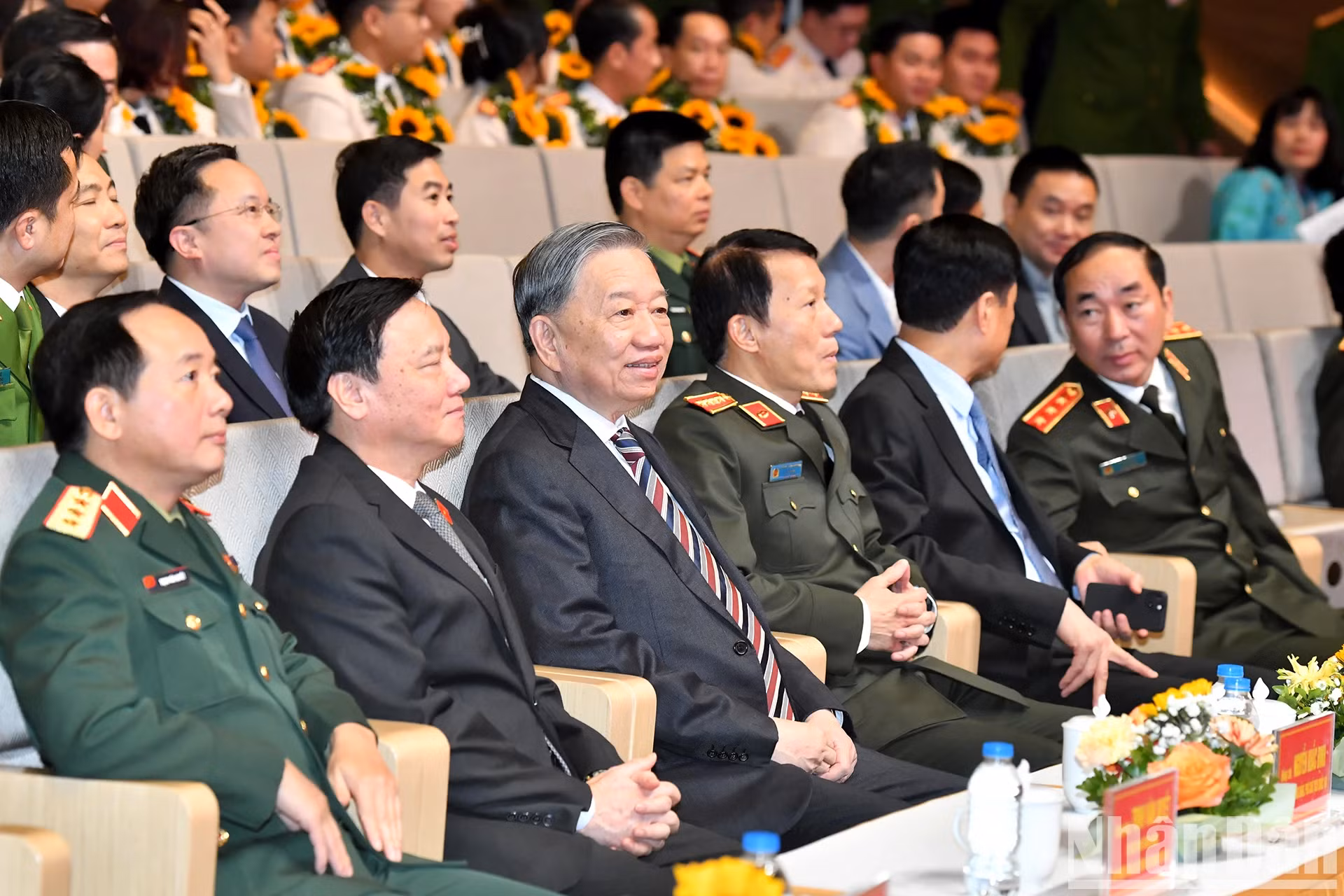 苏林总书记与各位代表出席活动。 苏林总书记与各位代表出席活动。