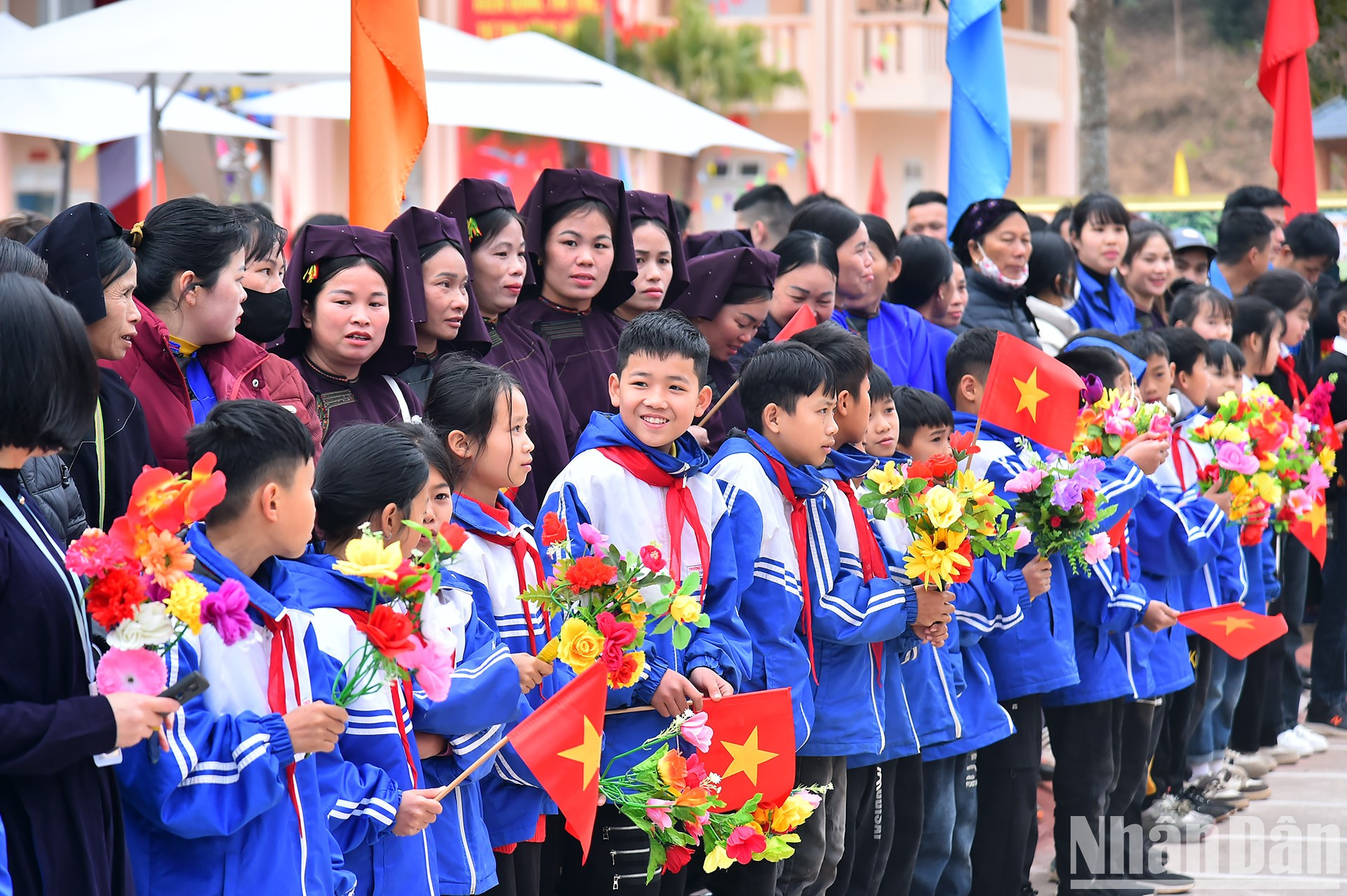 谅山省芝陵县战胜乡人民欢迎梁强主席。