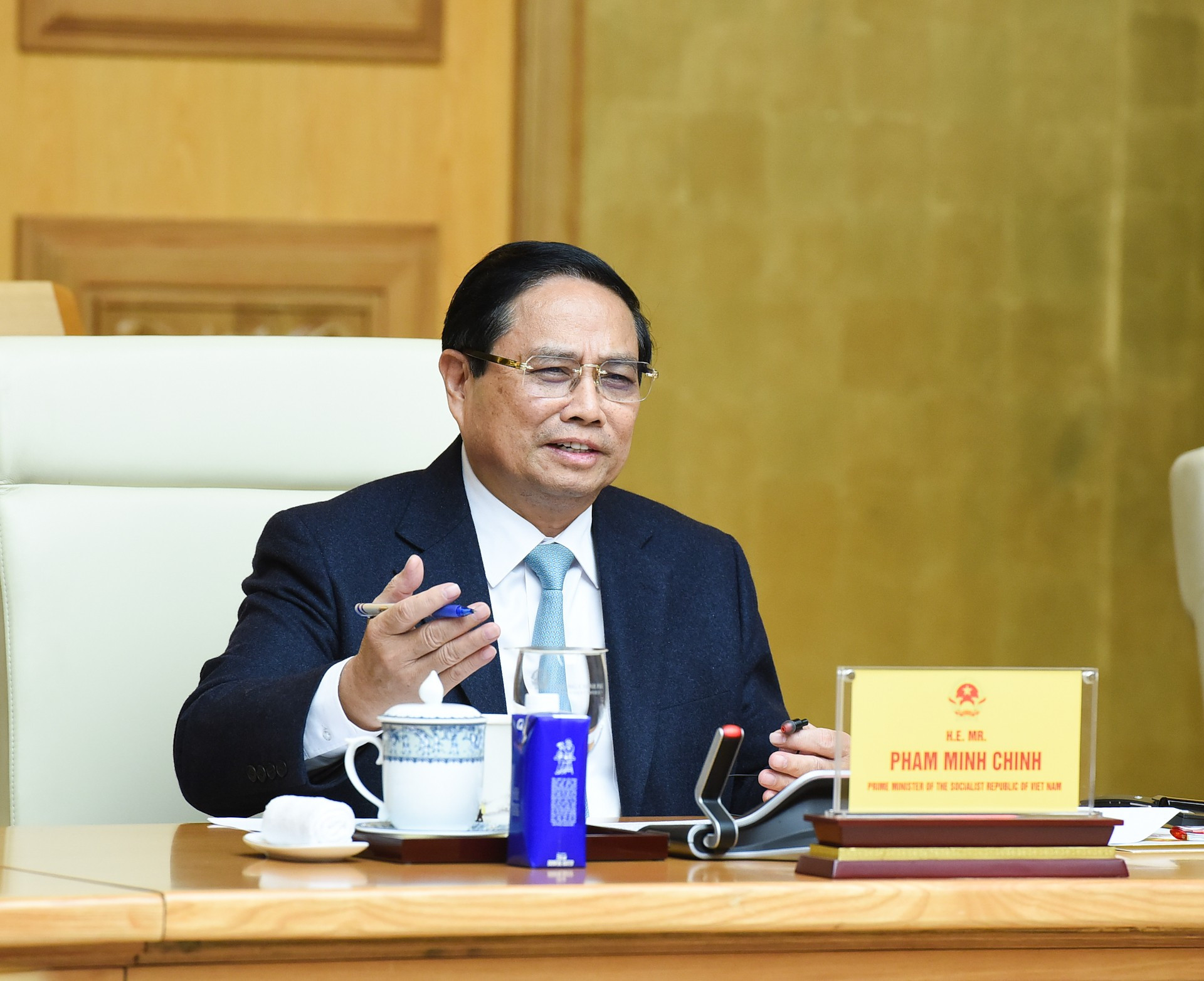 范明正总理在座谈会上发表讲话。