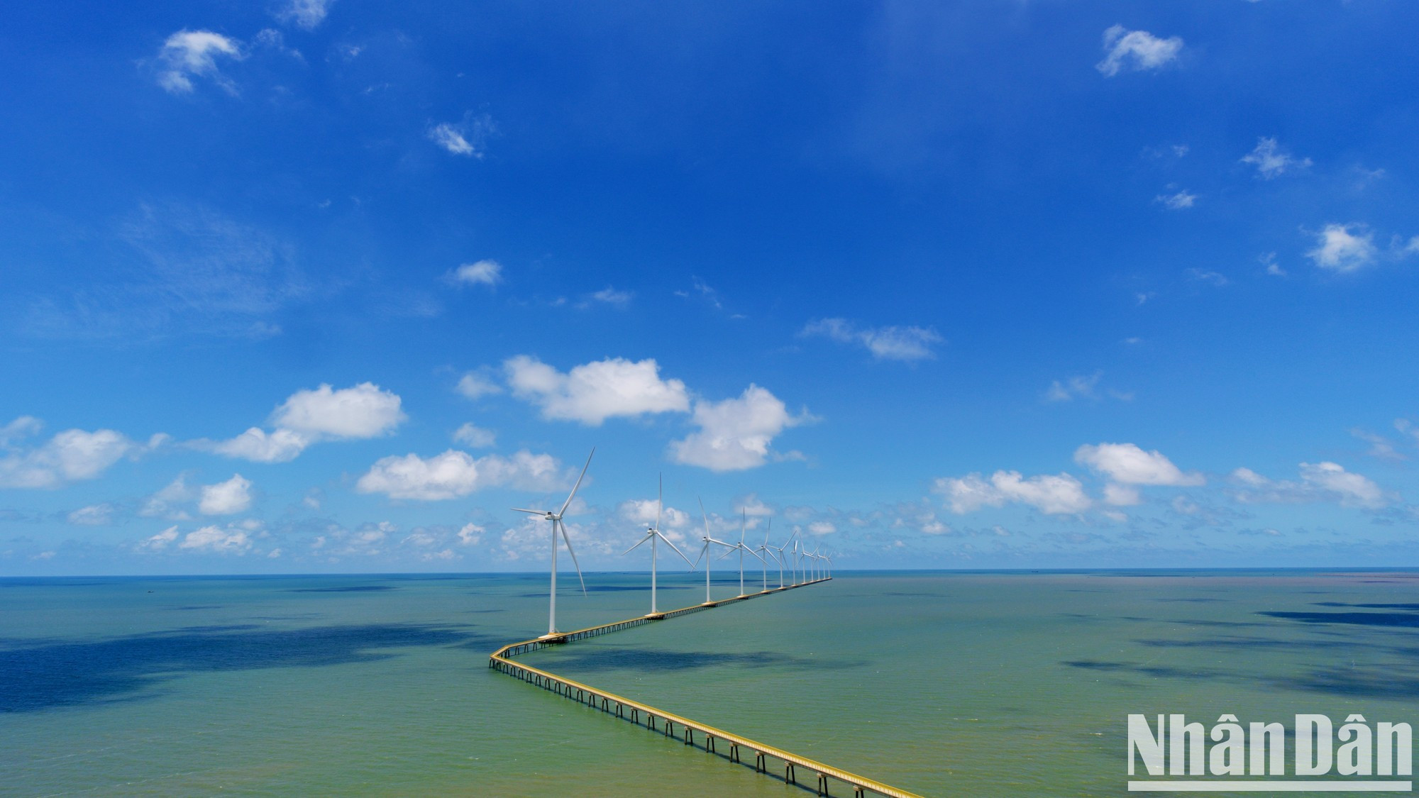 巴洞海滩以其丰富的自然风光、先进的风力发电系统和质朴的渔民生活，正在成为茶荣省的典型象征，是文化传统与现代经济发展可持续融合的鲜明体现。