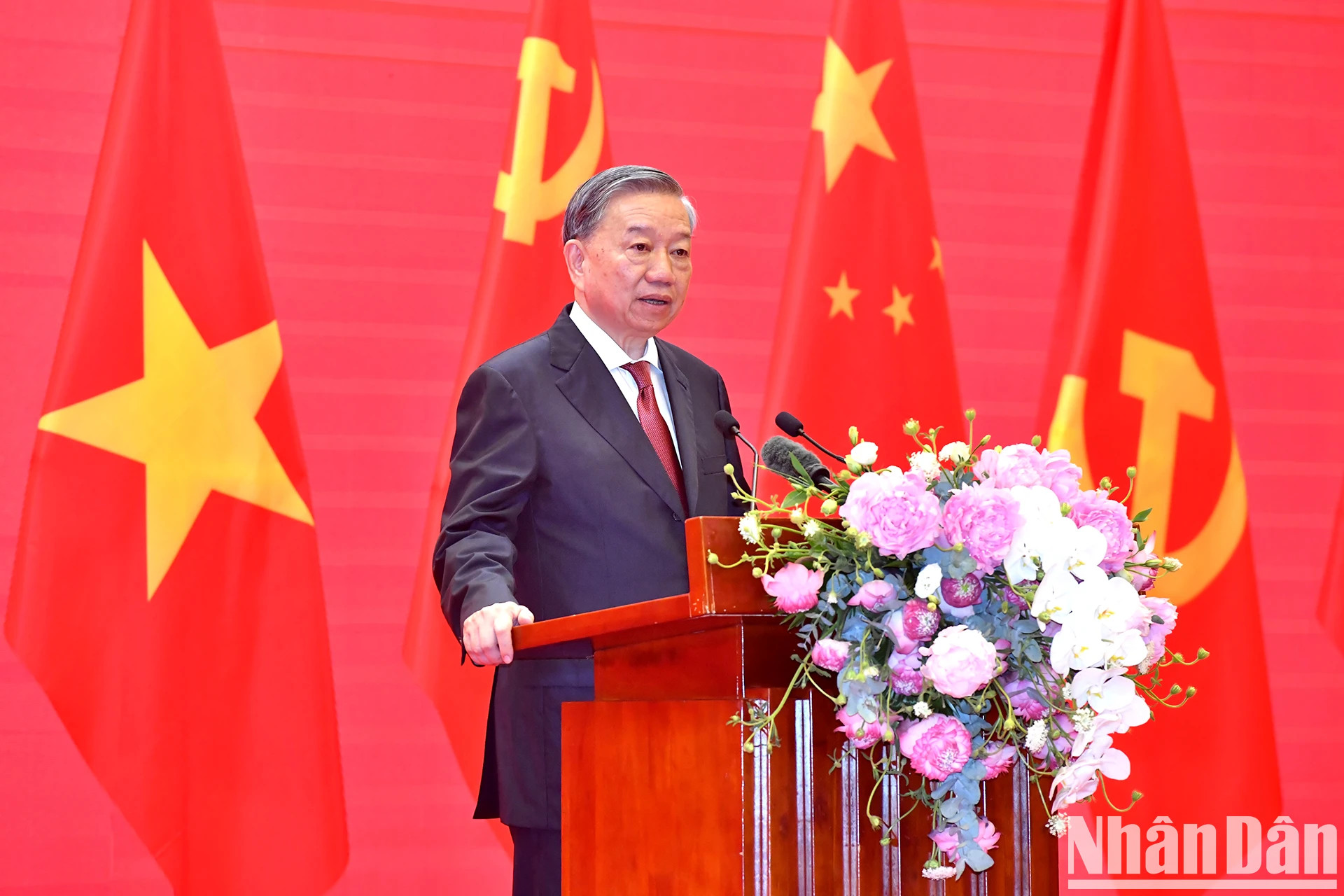 苏林总书记在越中人民联欢上发表讲话。 苏林总书记在越中人民联欢上发表讲话。