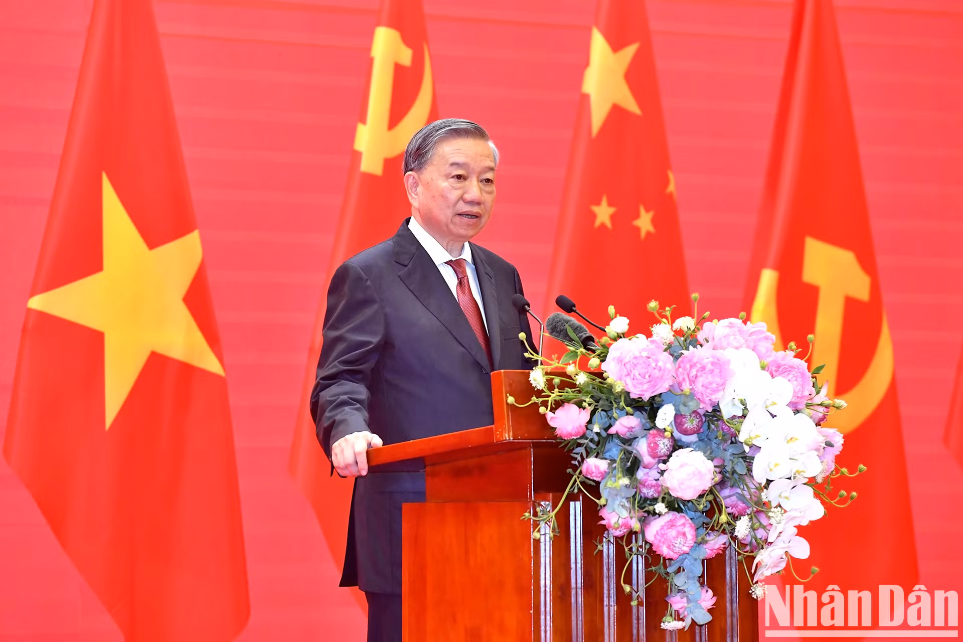 苏林总书记在越中人民联欢上发表讲话。