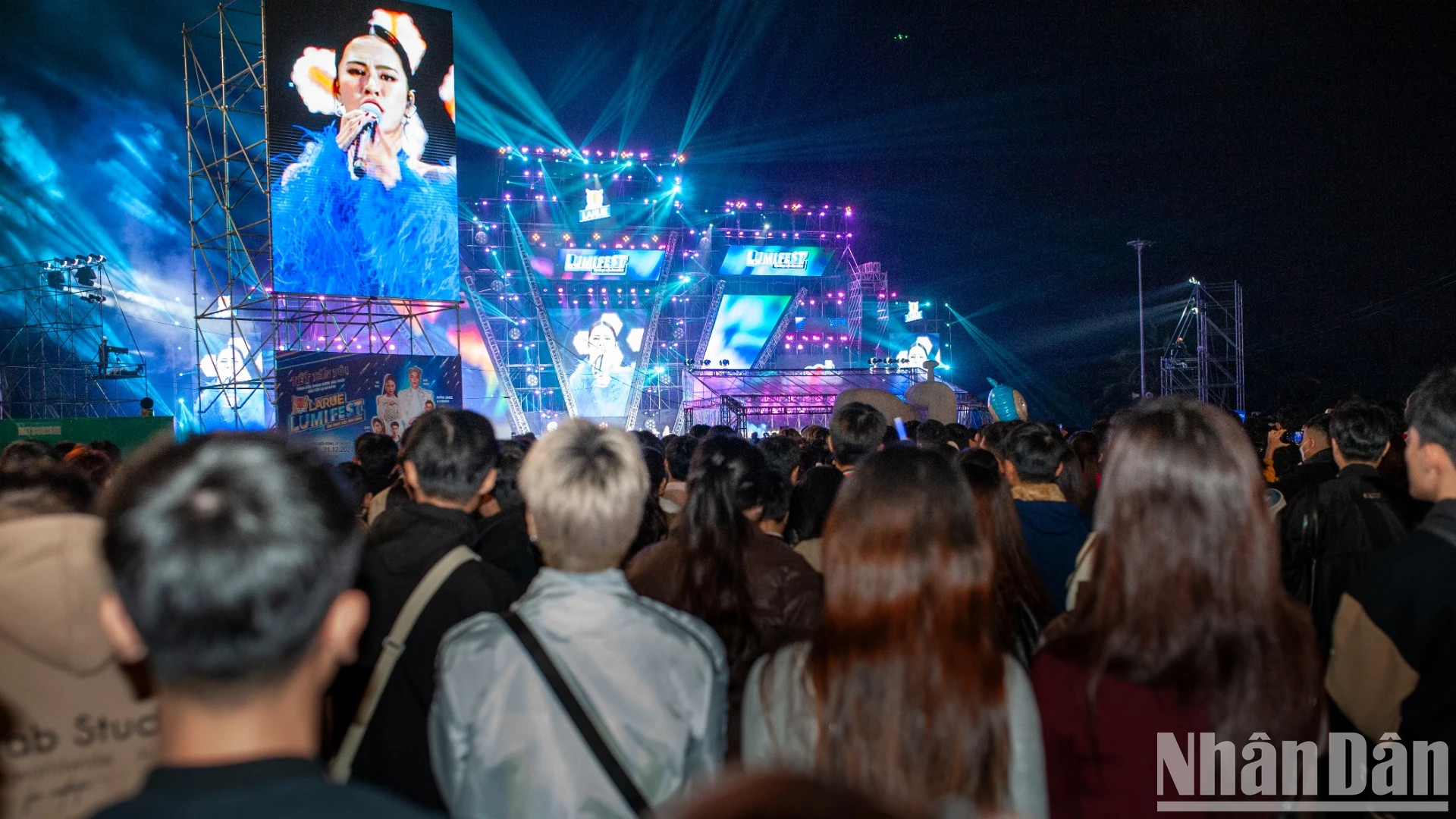 岘港“人山人海”热闹欢庆迎接2025新年。