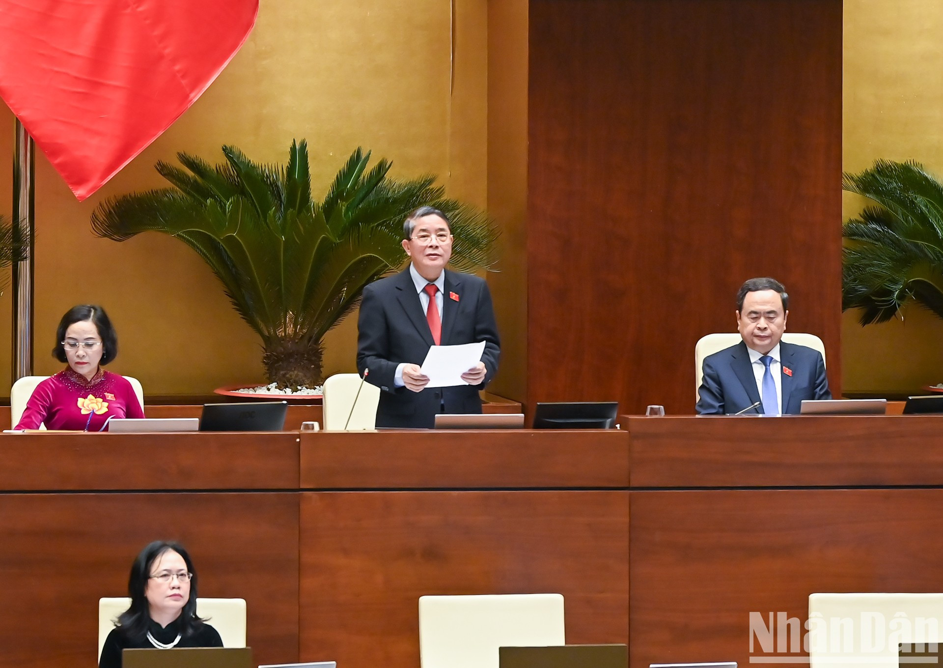 国会副主席阮德海主持国会决议表决。 国会副主席阮德海主持国会决议表决。