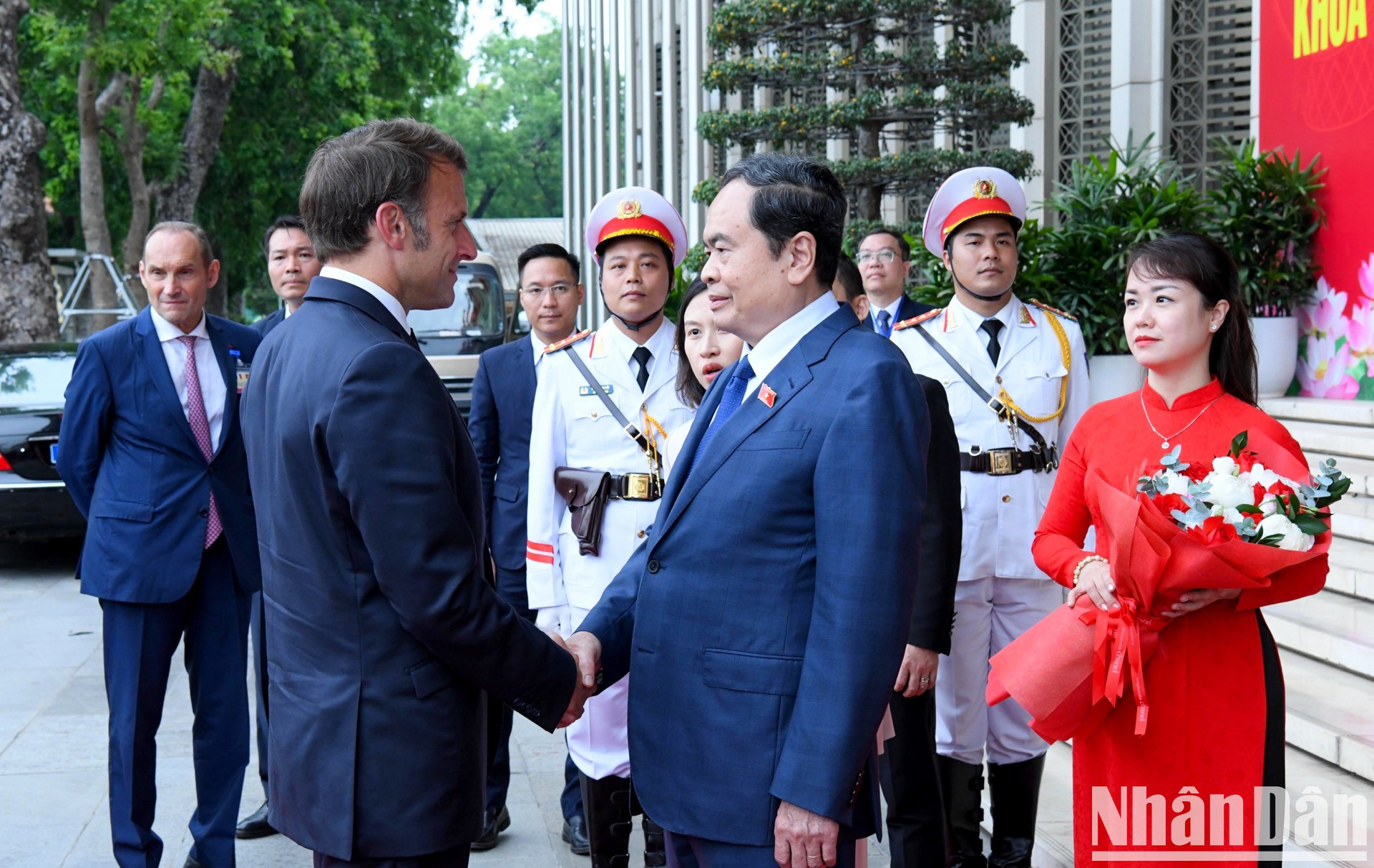 越南国会主席陈青敏迎接法国总统埃马纽埃尔·马克龙。 越南国会主席陈青敏迎接法国总统埃马纽埃尔·马克龙。