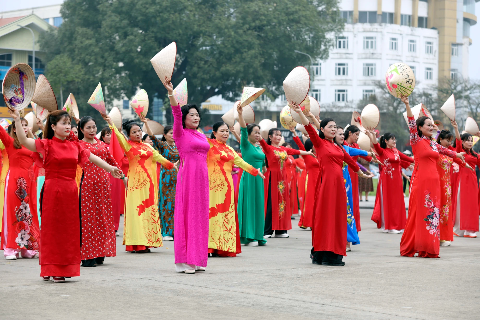 省女企业家俱乐部向宣光市和安山县贫困妇女捐赠了65套奥黛。