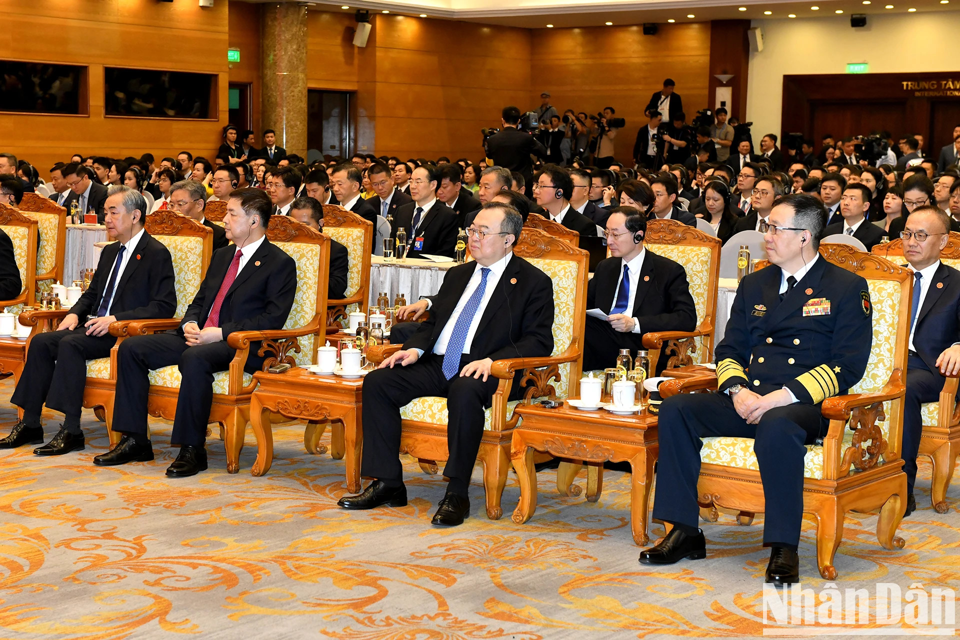 各位代表出席越中人民联欢。 各位代表出席越中人民联欢。