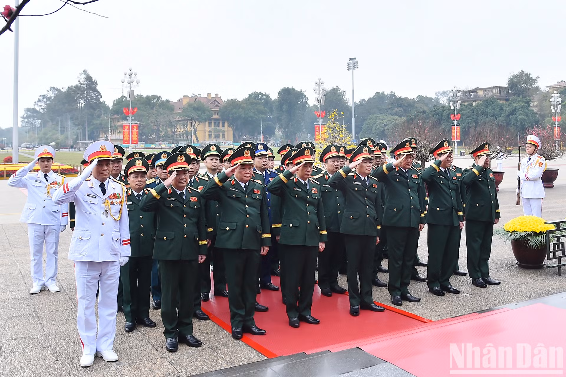 越共中央军委、越南国防部代表团入陵拜谒胡志明主席。