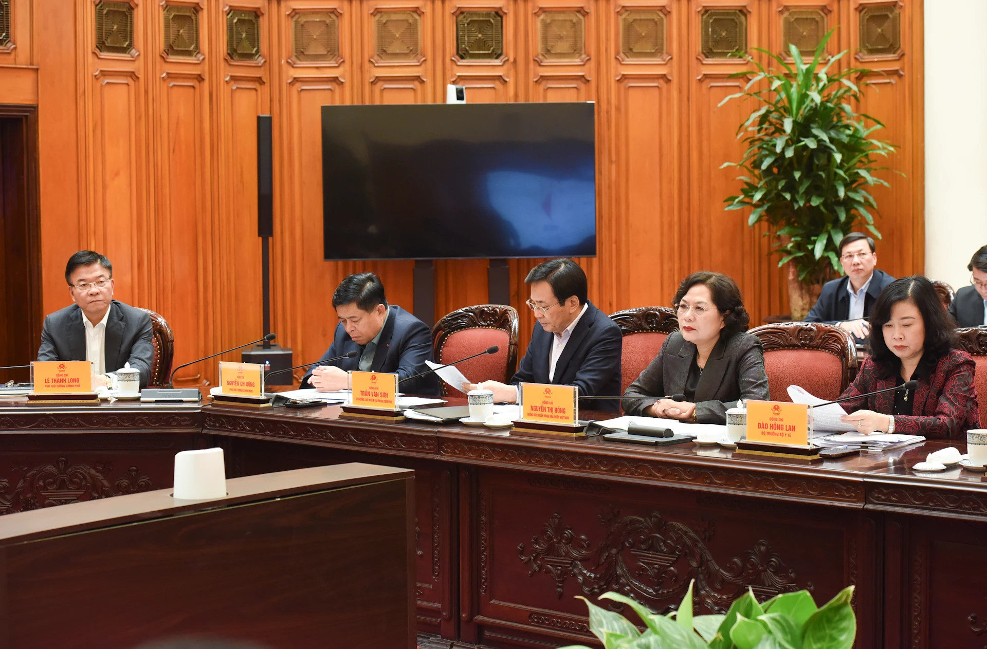 政府副总理和各部领导人出席会议。