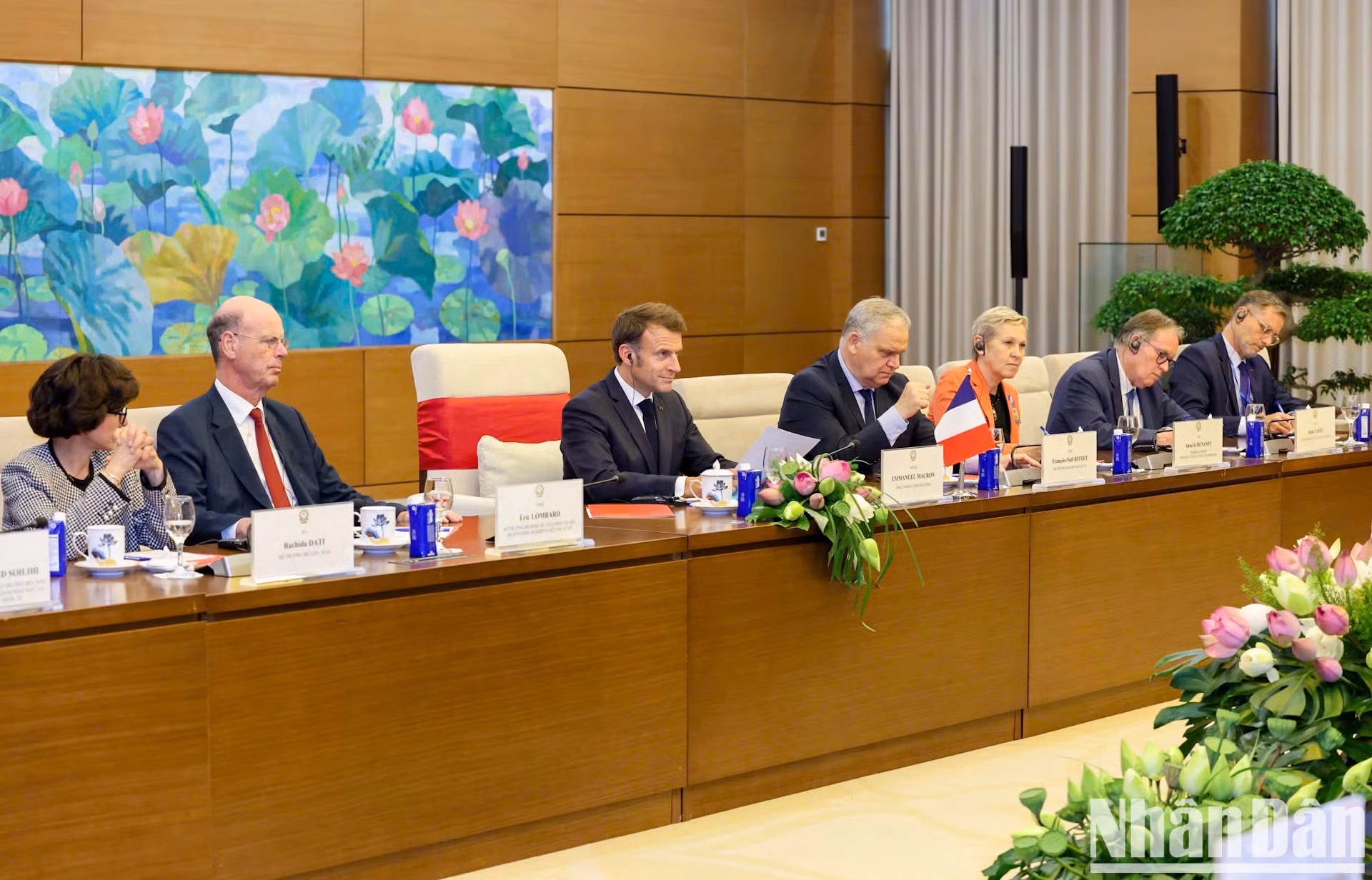 法国总统埃马纽埃尔·马克龙以及法国各位代表出席会见。 法国总统埃马纽埃尔·马克龙以及法国各位代表出席会见。