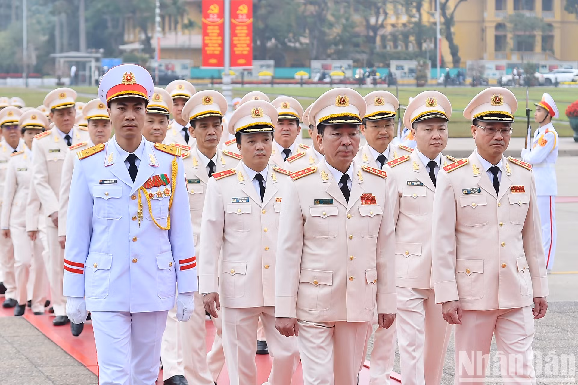 越共中央公安党委、越南公安部代表团入陵拜谒胡志明主席。