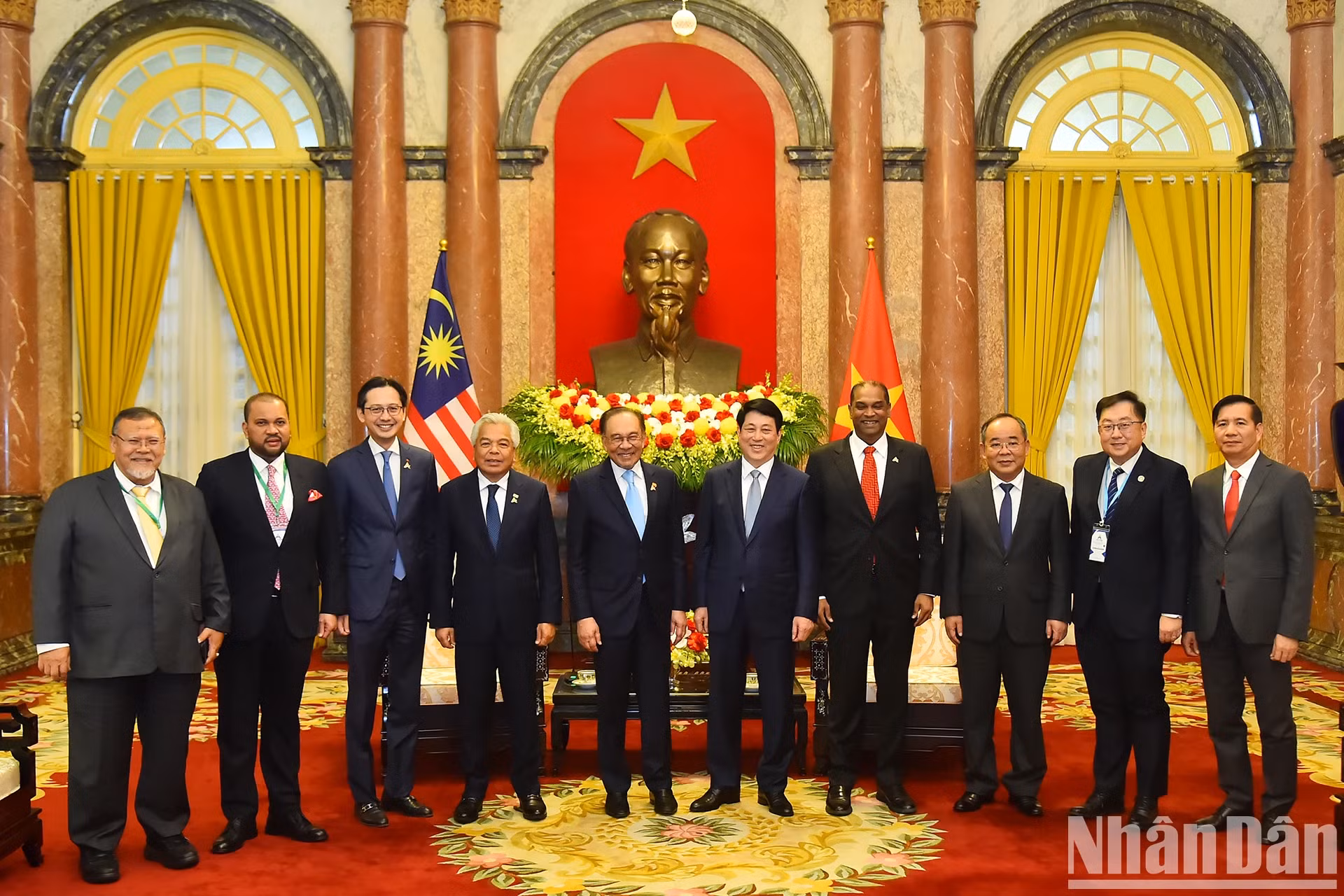 越南国家主席梁强，马来西亚总理安瓦尔·易卜拉欣以及双方代表。