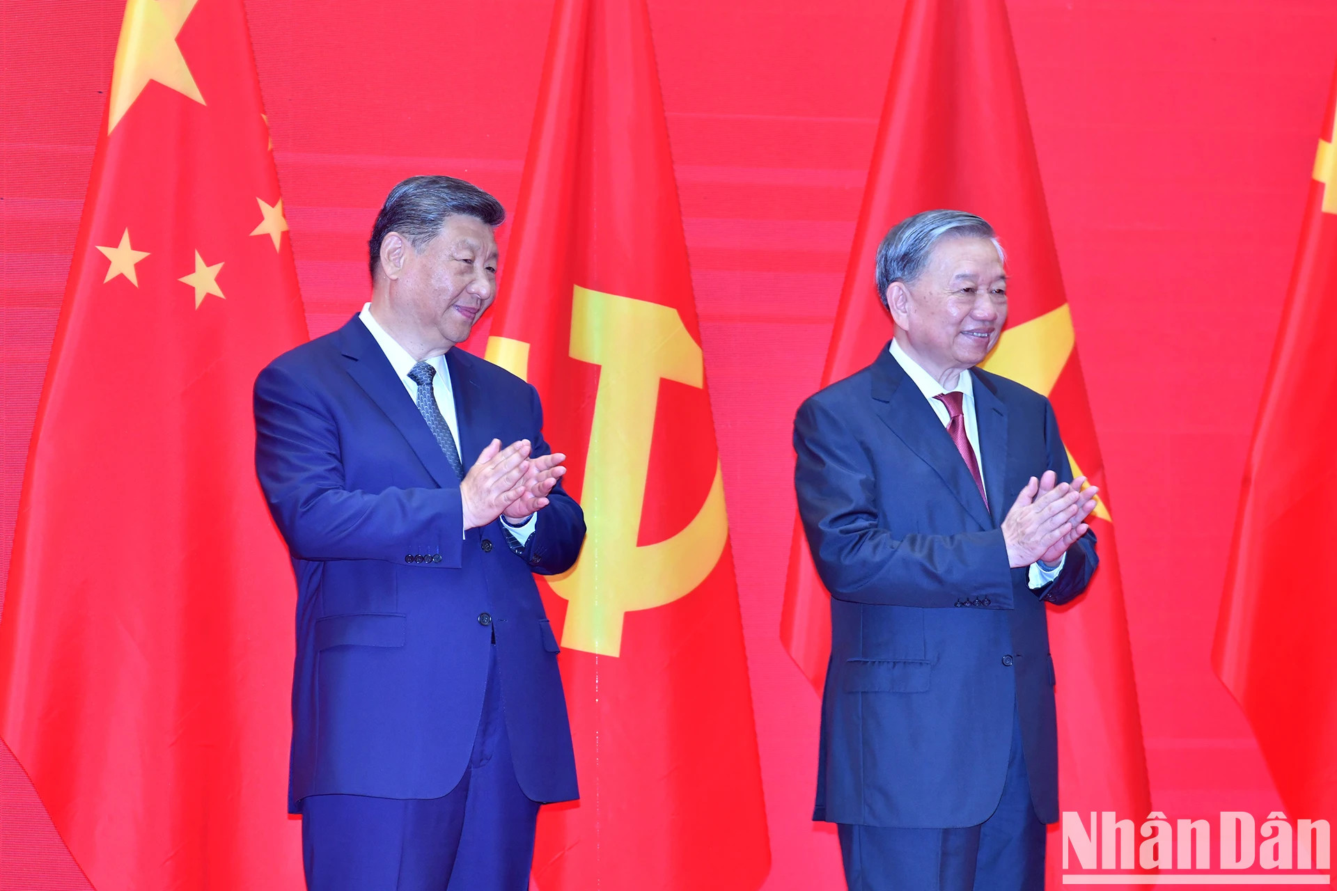 越共中央总书记苏林与中共中央总书记、中国国家主席习近平出席越中人民联欢。 越共中央总书记苏林与中共中央总书记、中国国家主席习近平出席越中人民联欢。