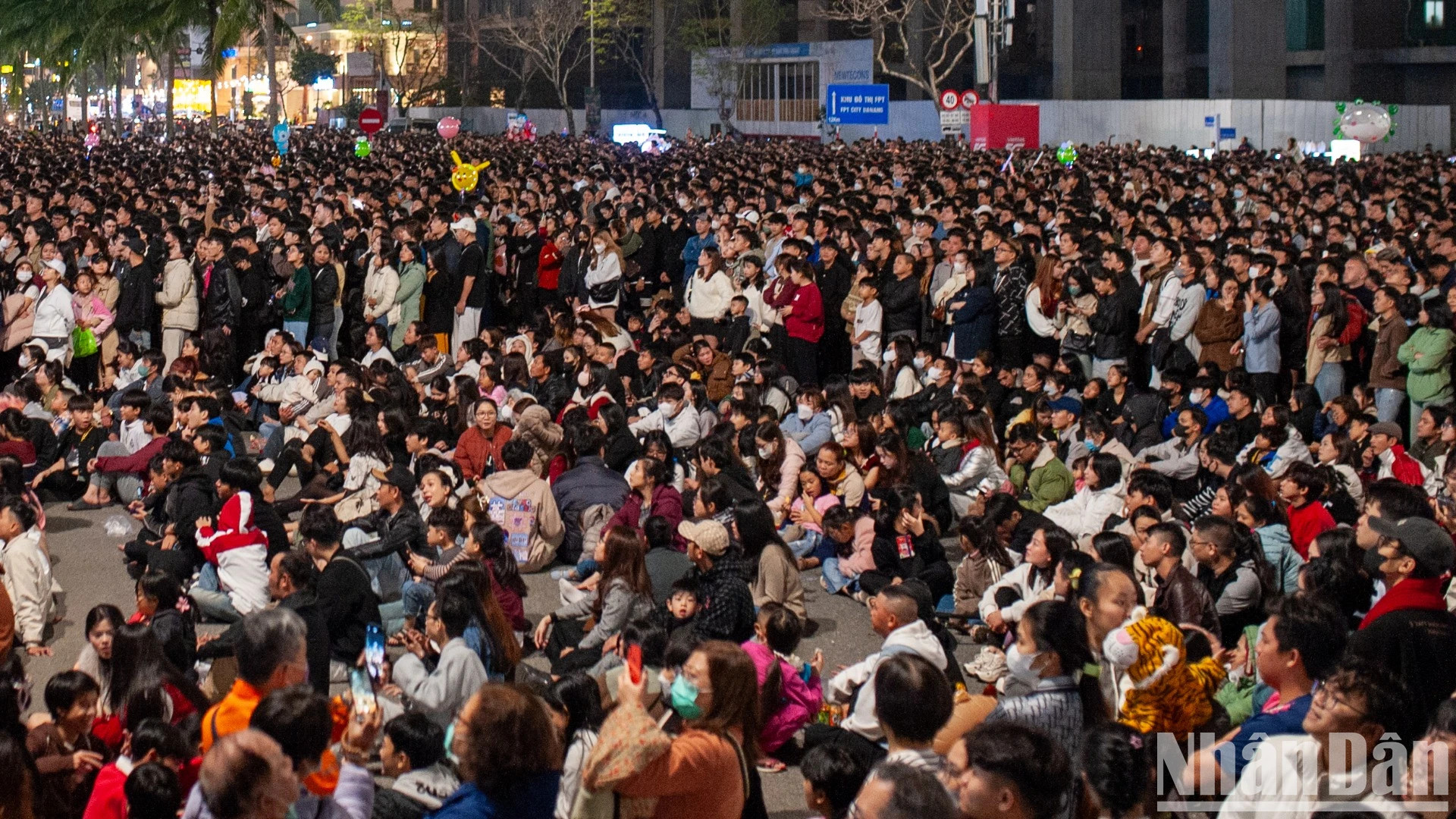 岘港市的人民和游客与家人和朋友一起等待新年。