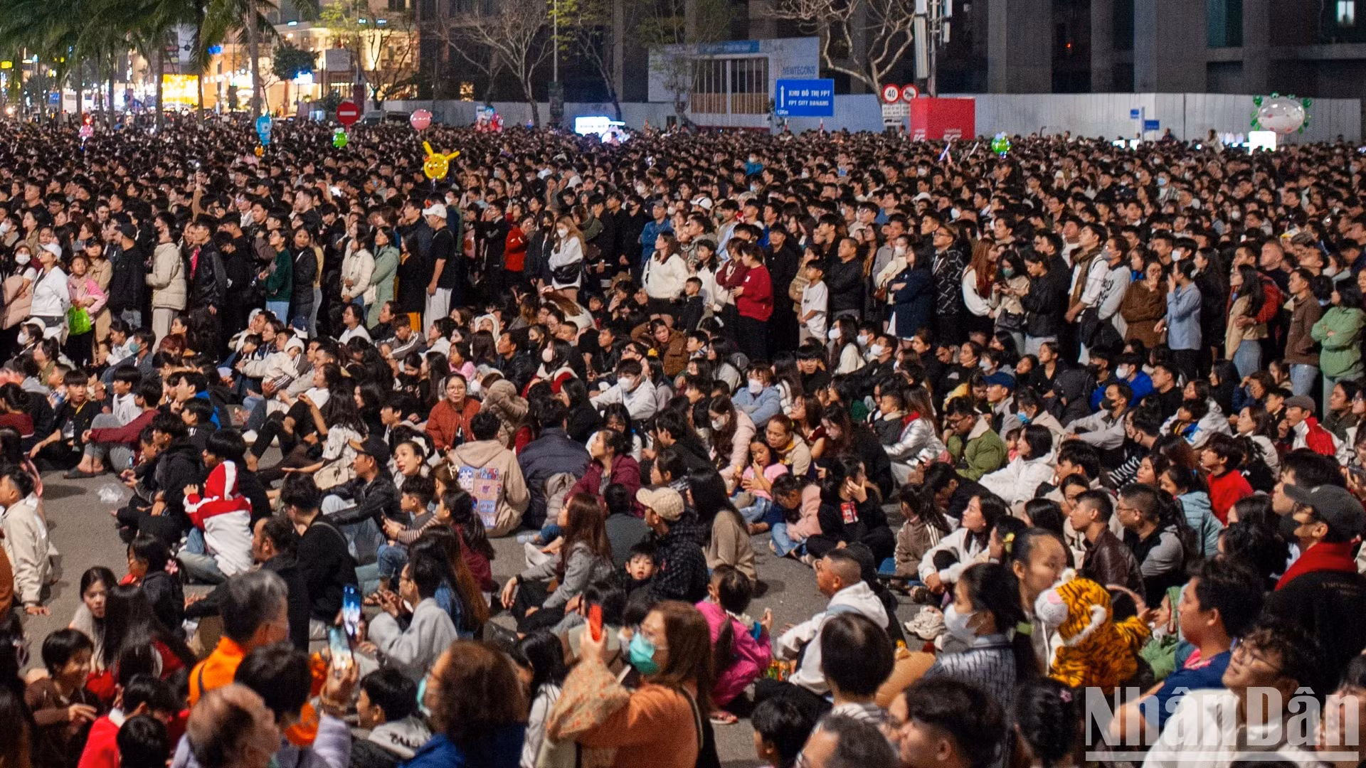 岘港市的人民和游客与家人和朋友一起等待新年。