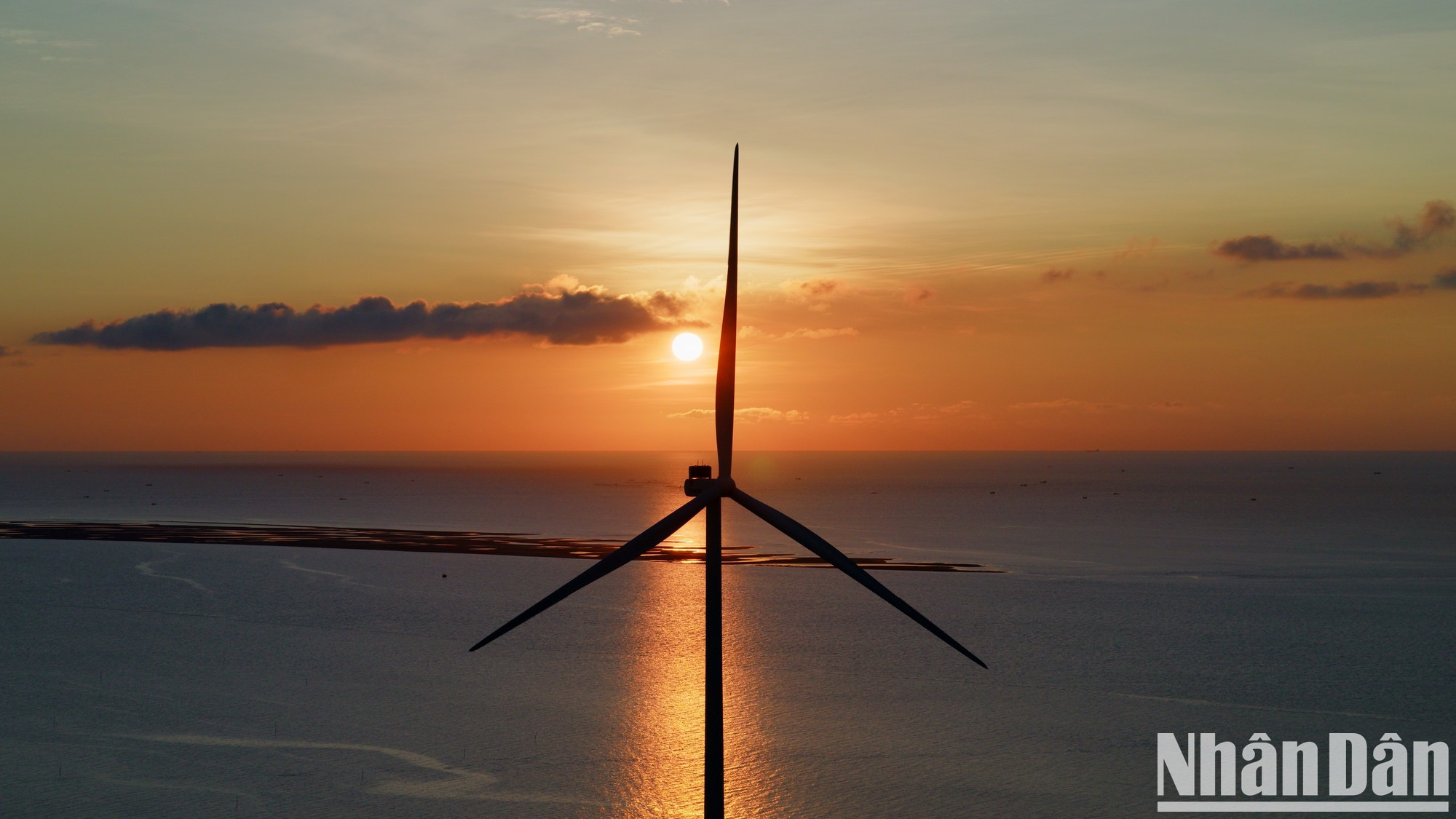 这些巨型风力发电项目的形象象征着人类与自然的和谐相处。