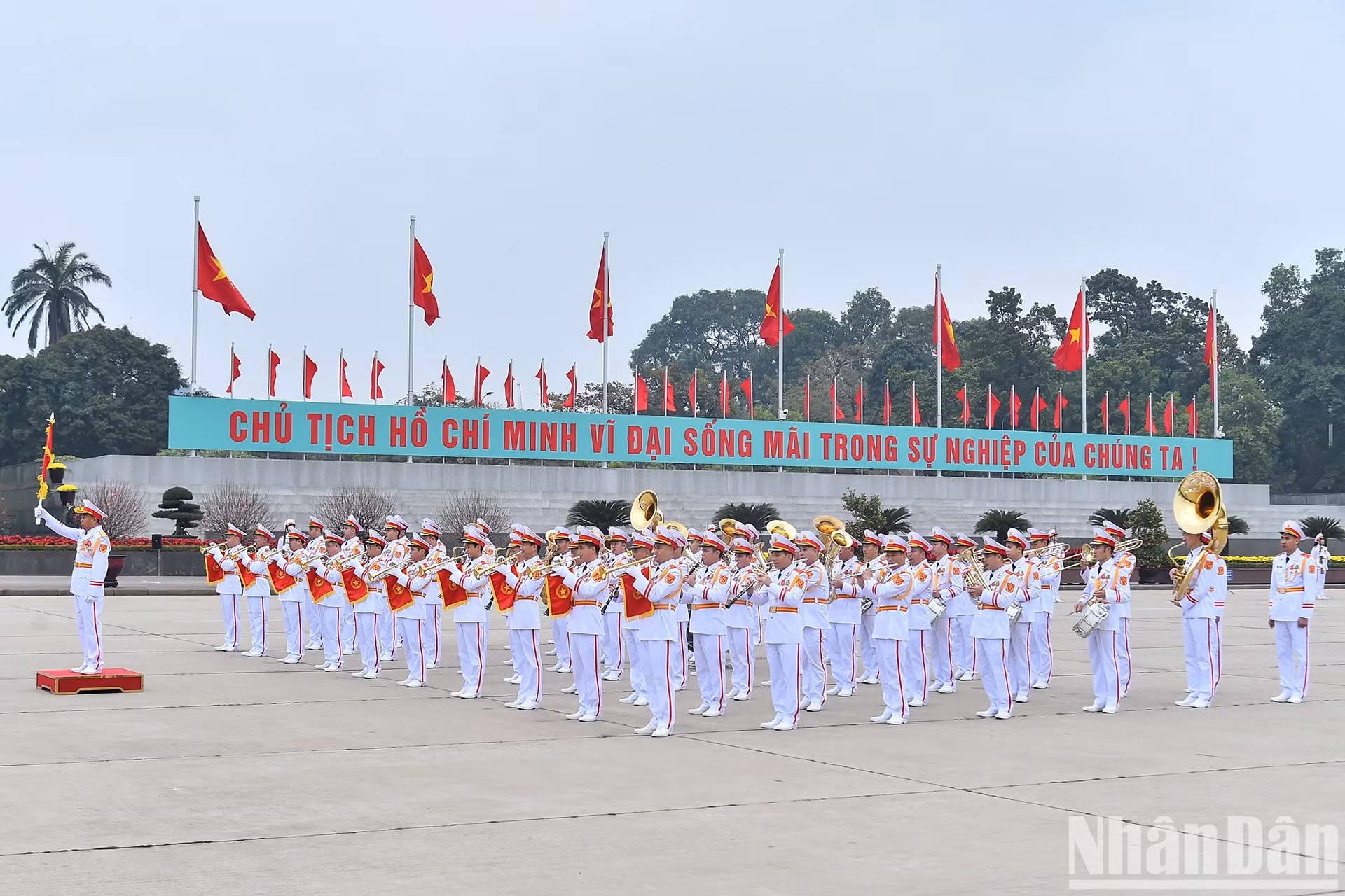 军乐团在巴亭广场举行仪式。