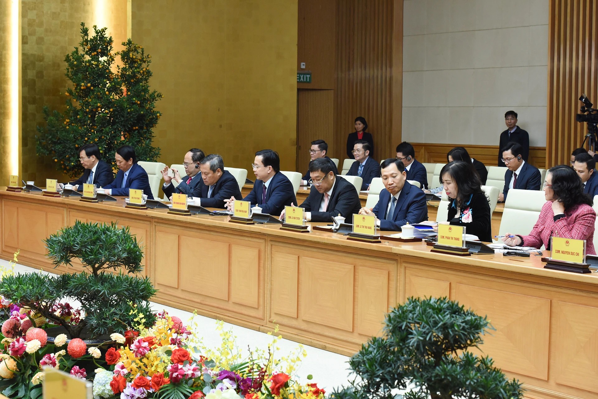 越南政府各部委行业领导代表出席会见。