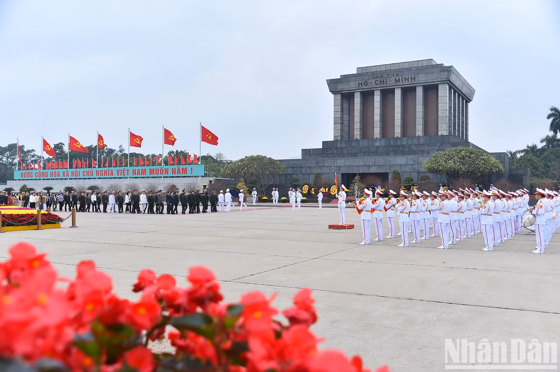 巴亭广场的胡志明主席陵场景。