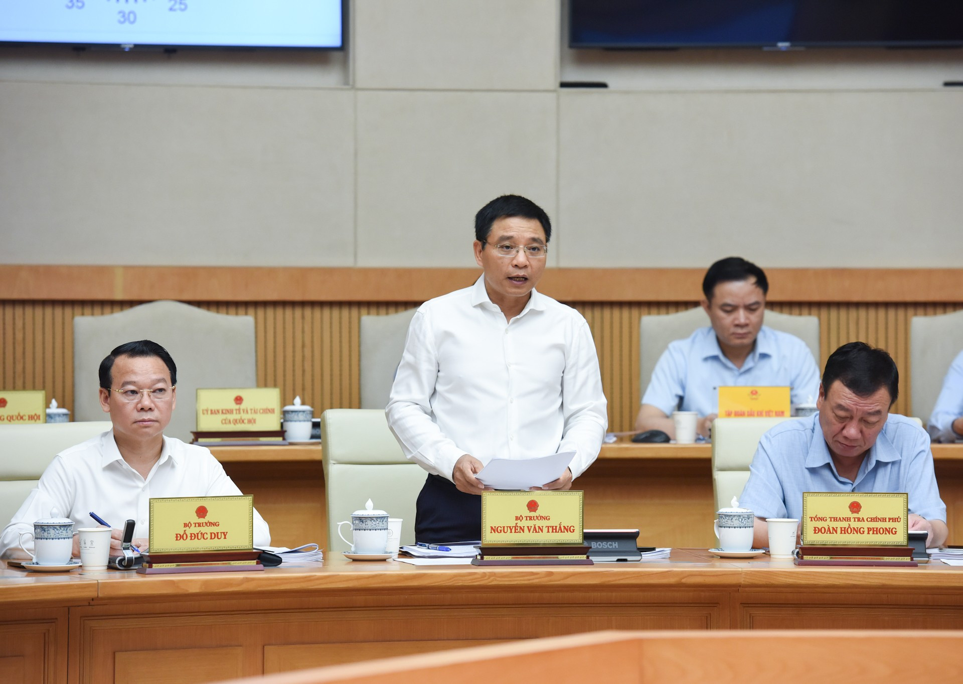 财政部部长阮文胜在会上发表讲话。 财政部部长阮文胜在会上发表讲话。