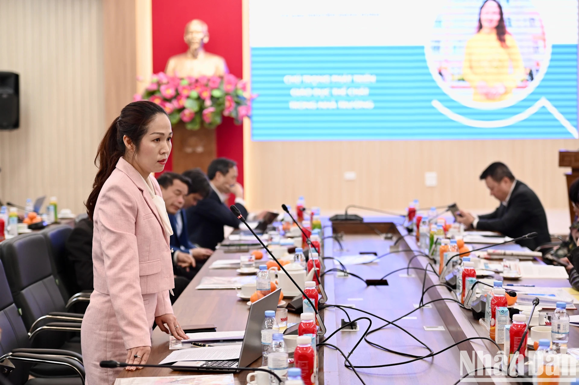 河内市巴亭郡巴亭初中学校副校长阮玉容在研讨会上分享观点。 河内市巴亭郡巴亭初中学校副校长阮玉容在研讨会上分享观点。