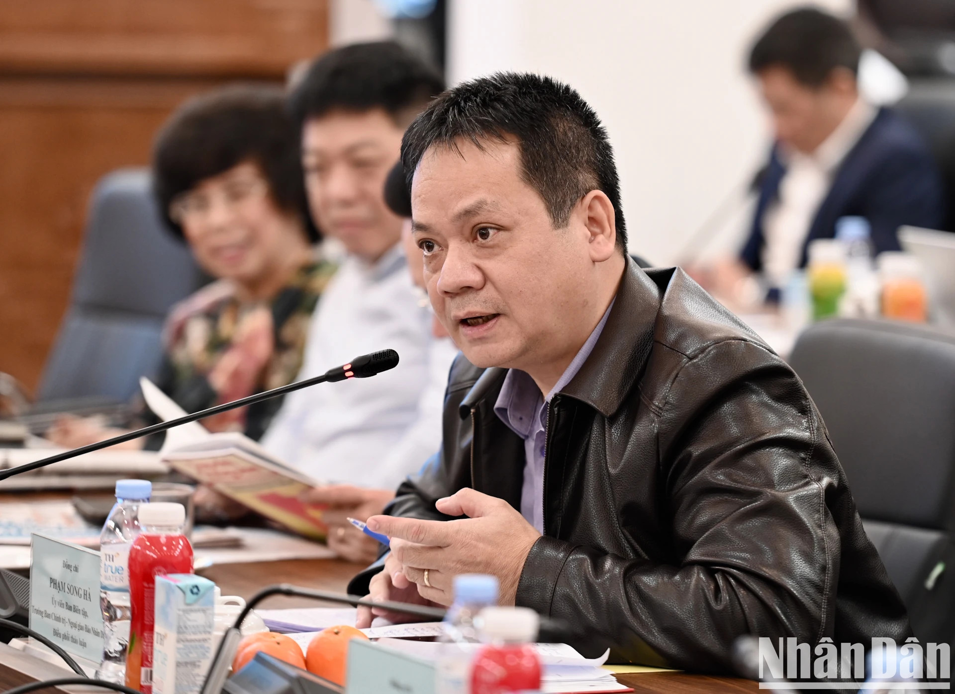 越南《人民报》社政治外交部部长范双河记者主持了本次讨论。 越南《人民报》社政治外交部部长范双河记者主持了本次讨论。