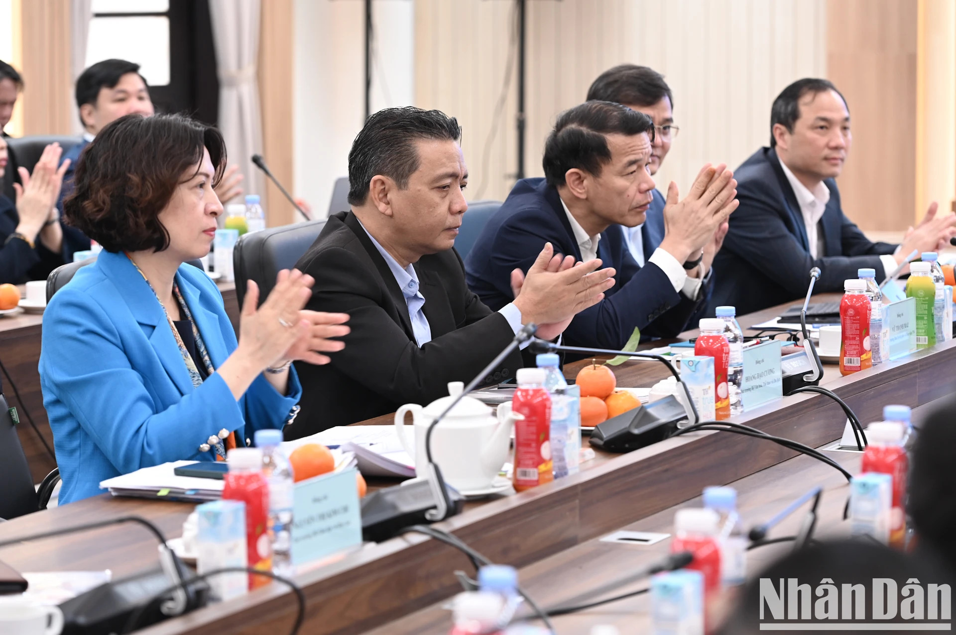 各位代表出席研讨会。 各位代表出席研讨会。