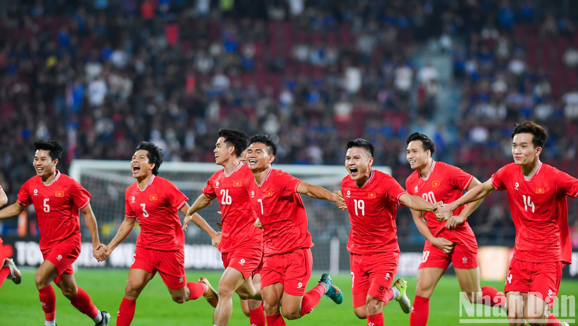 当2024年东南亚足球锦标赛决赛次回合的终场哨声响起时，“金星战士”们欣喜若狂。