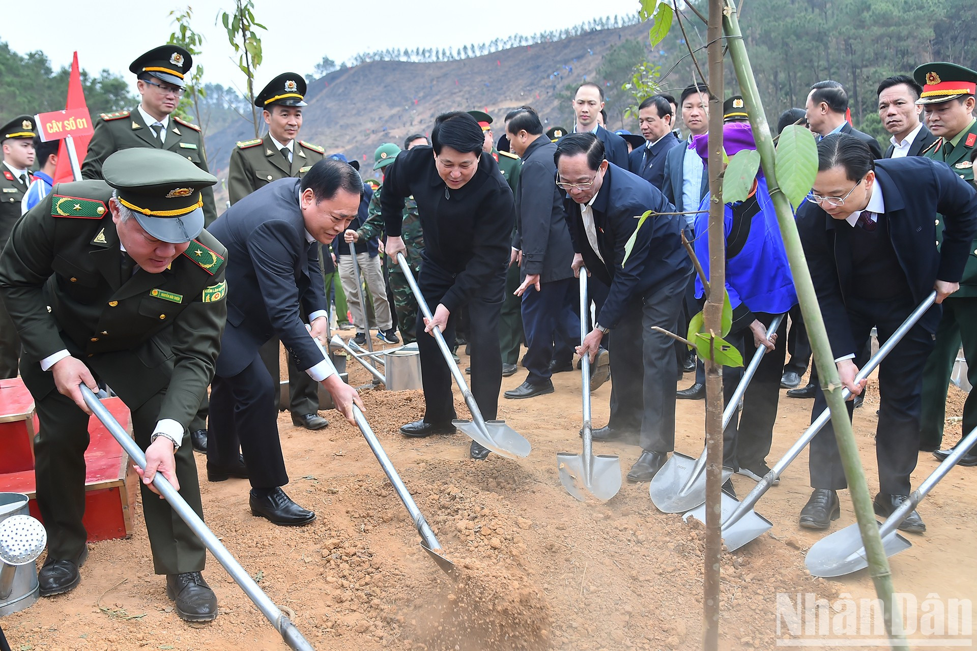 国家主席梁强以及各位代表在启动仪式上植树。