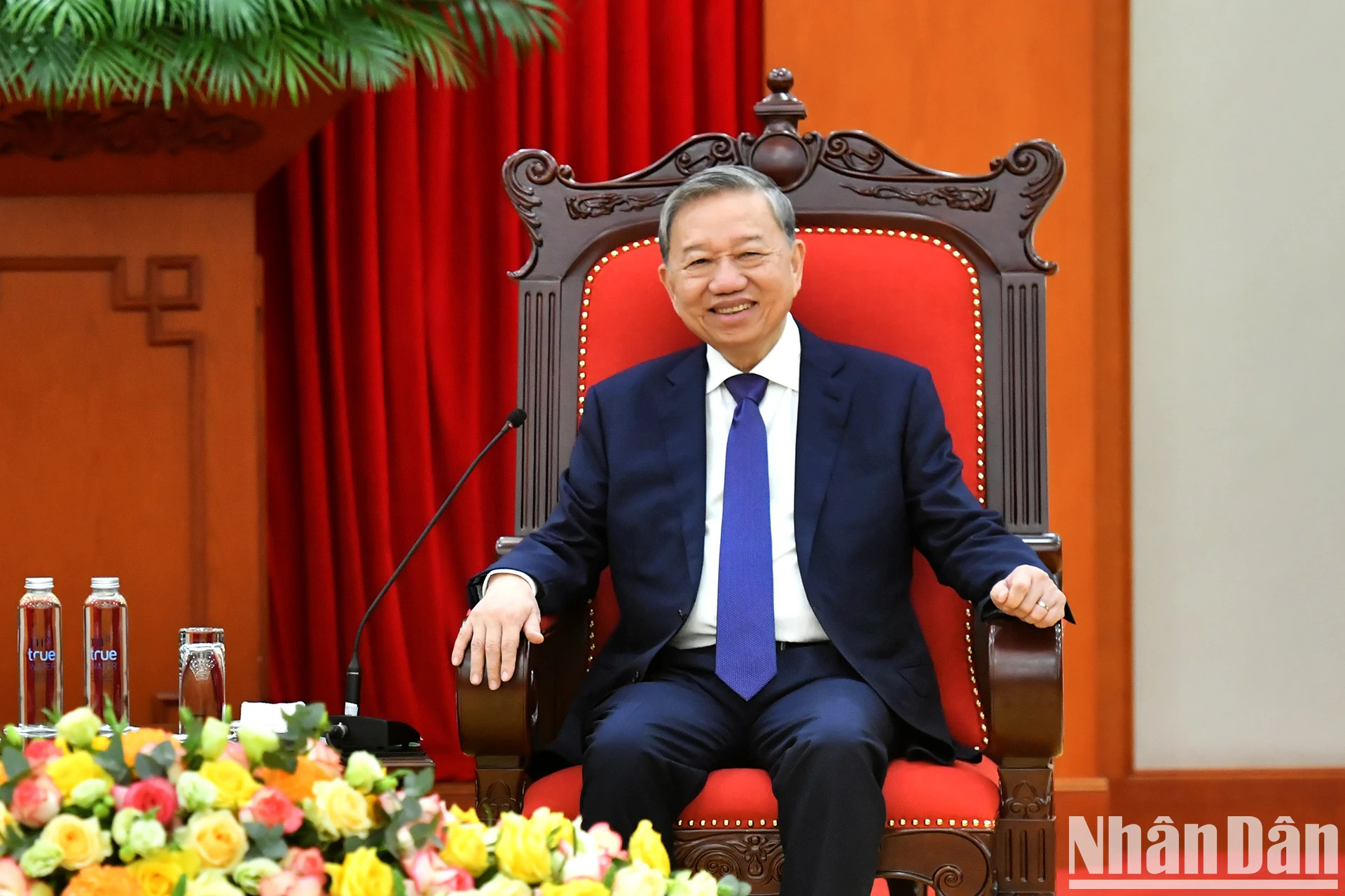 苏林总书记在会上发表讲话。