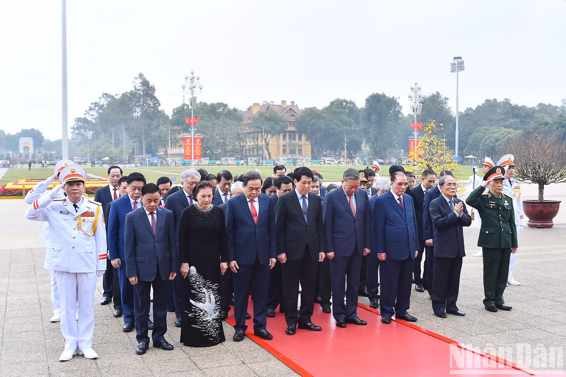越南党和国家领导、前国家领导缅怀胡志明主席。